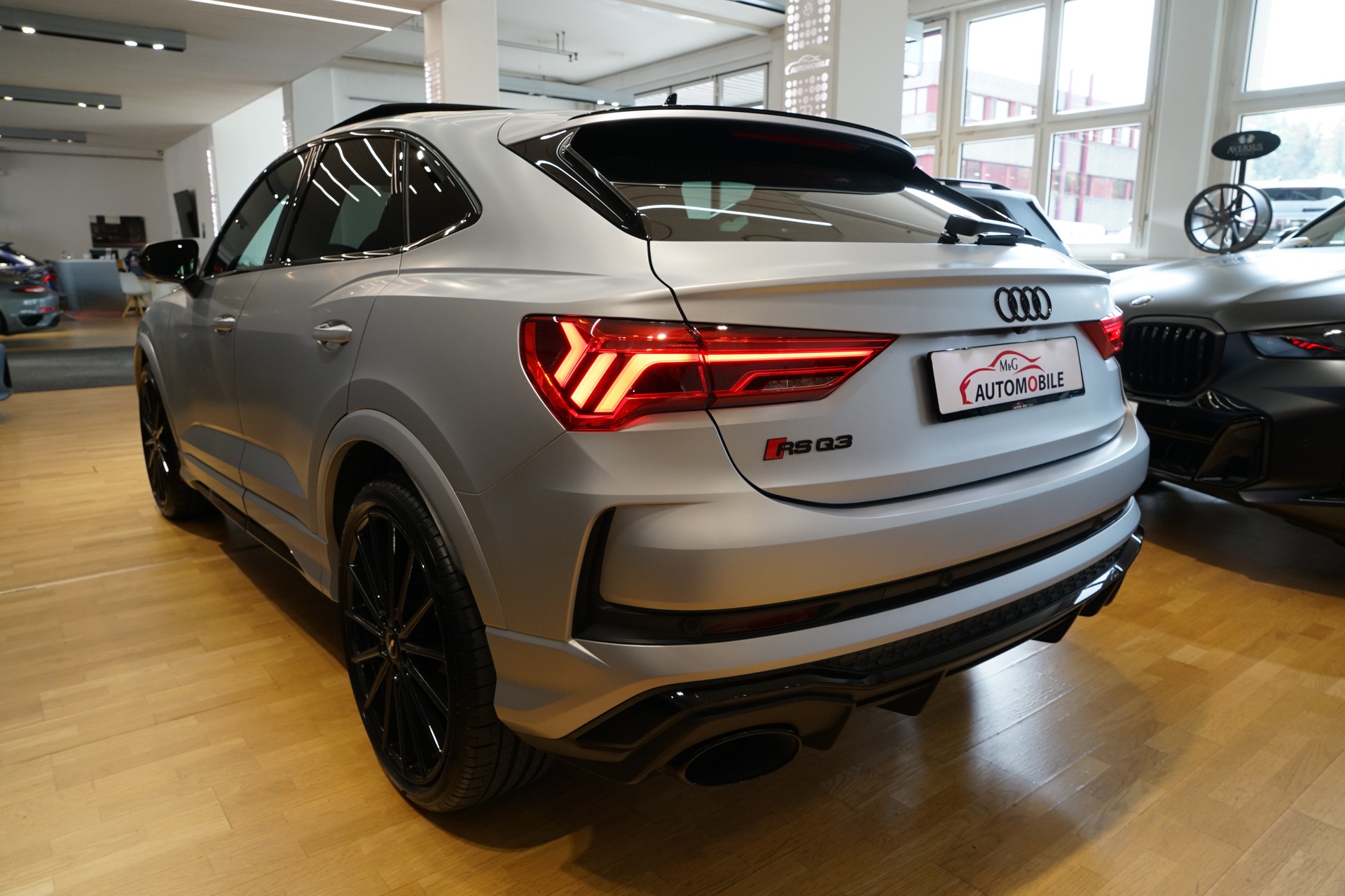 AUDI RS Q3 Sportback quattro S tronic Grau Matt Audi exclusive-showroom-element-3