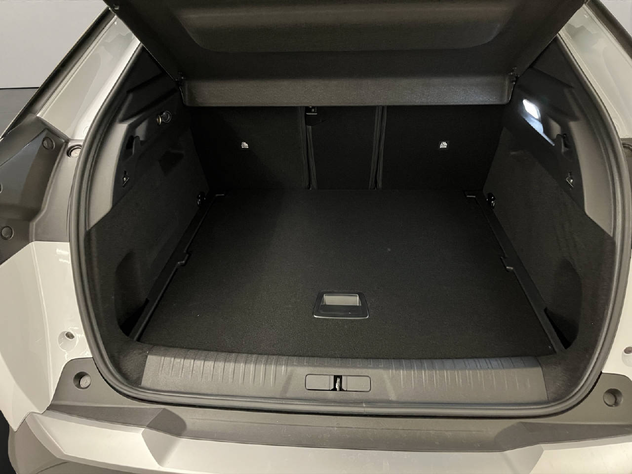 PEUGEOT 3008 e-Allure Premium AWD-image-14