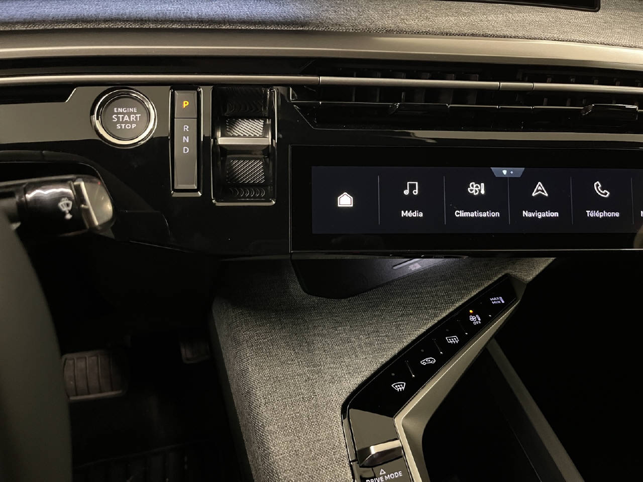 PEUGEOT 3008 e-Allure Premium AWD-image-11