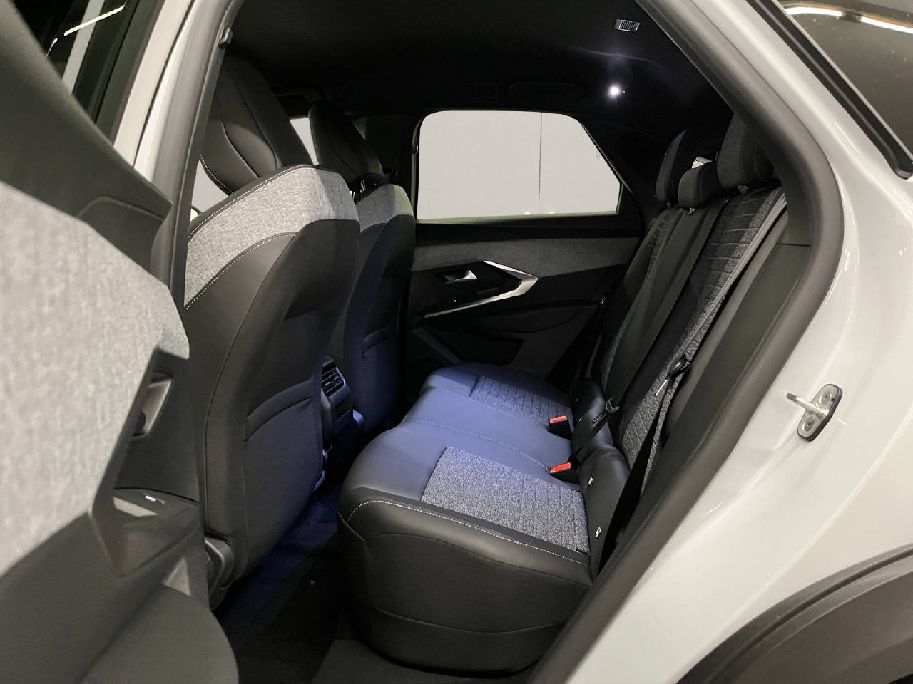 PEUGEOT 3008 e-Allure Premium AWD-image-13