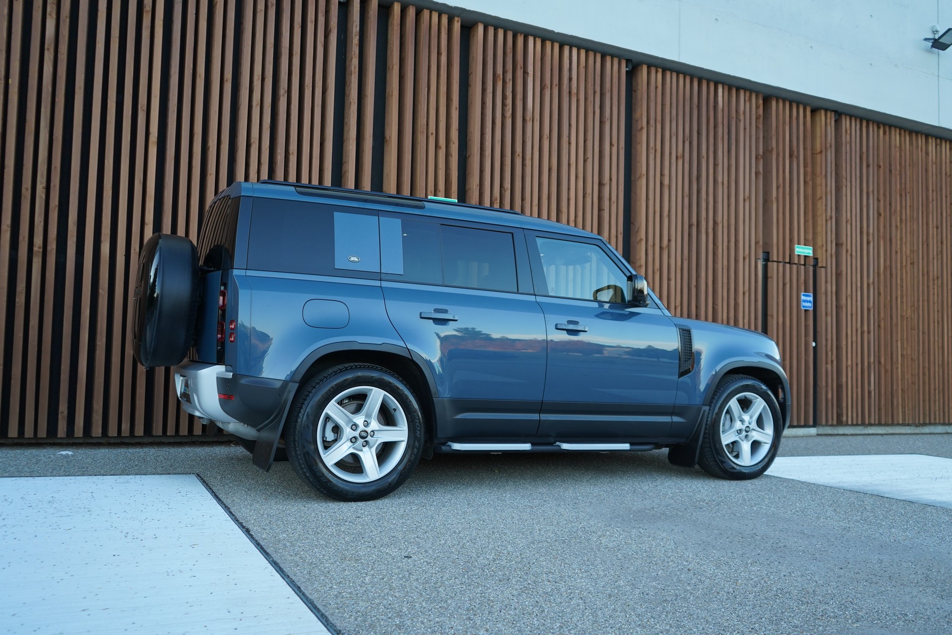 LAND ROVER DEFENDER 110 3.0 D I6 300 X-DYNAMIK HSE AWD AT8 l 300 PS-image-11