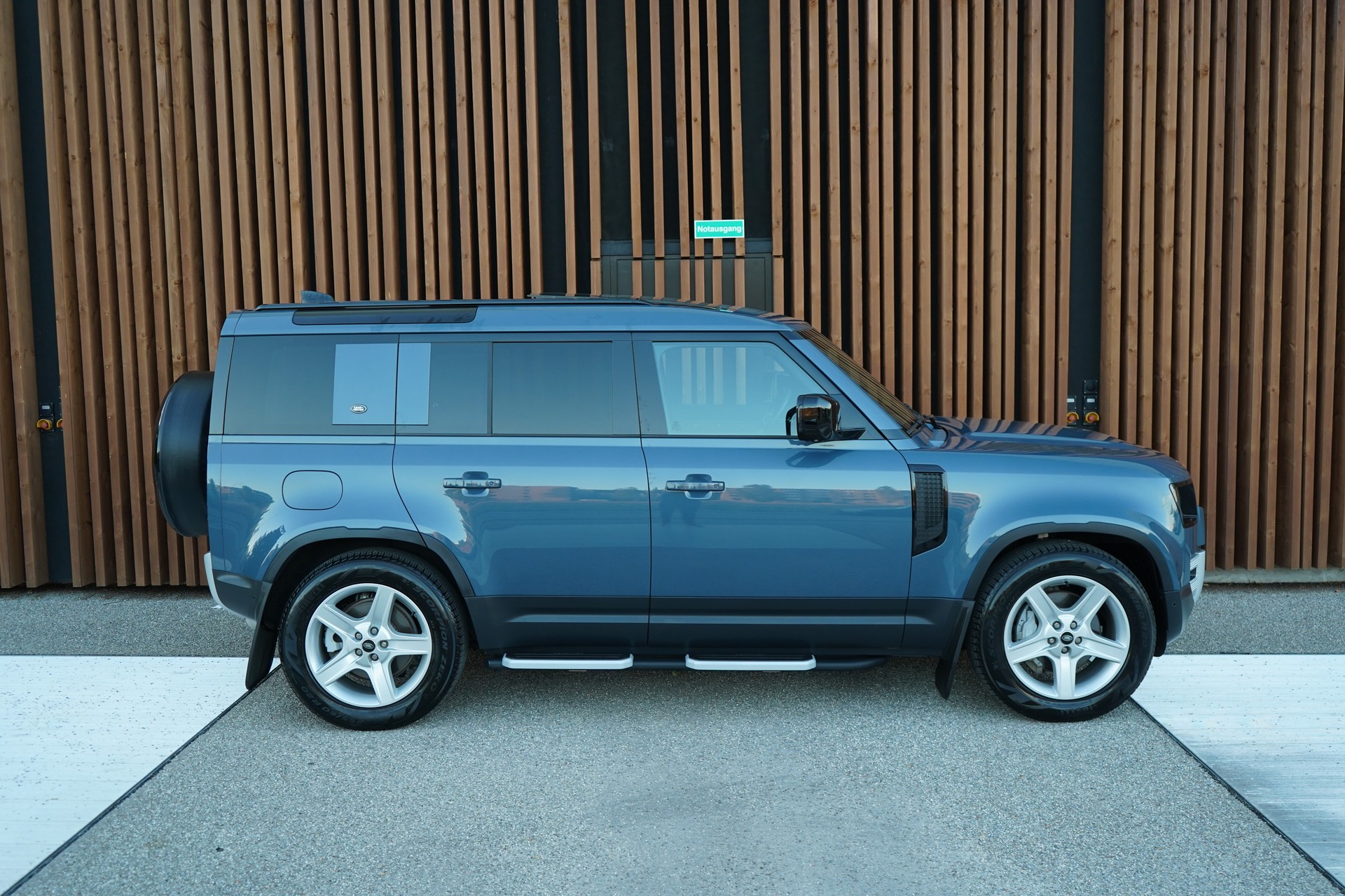 LAND ROVER DEFENDER 110 3.0 D I6 300 X-DYNAMIK HSE AWD AT8 l 300 PS-showroom-element-2