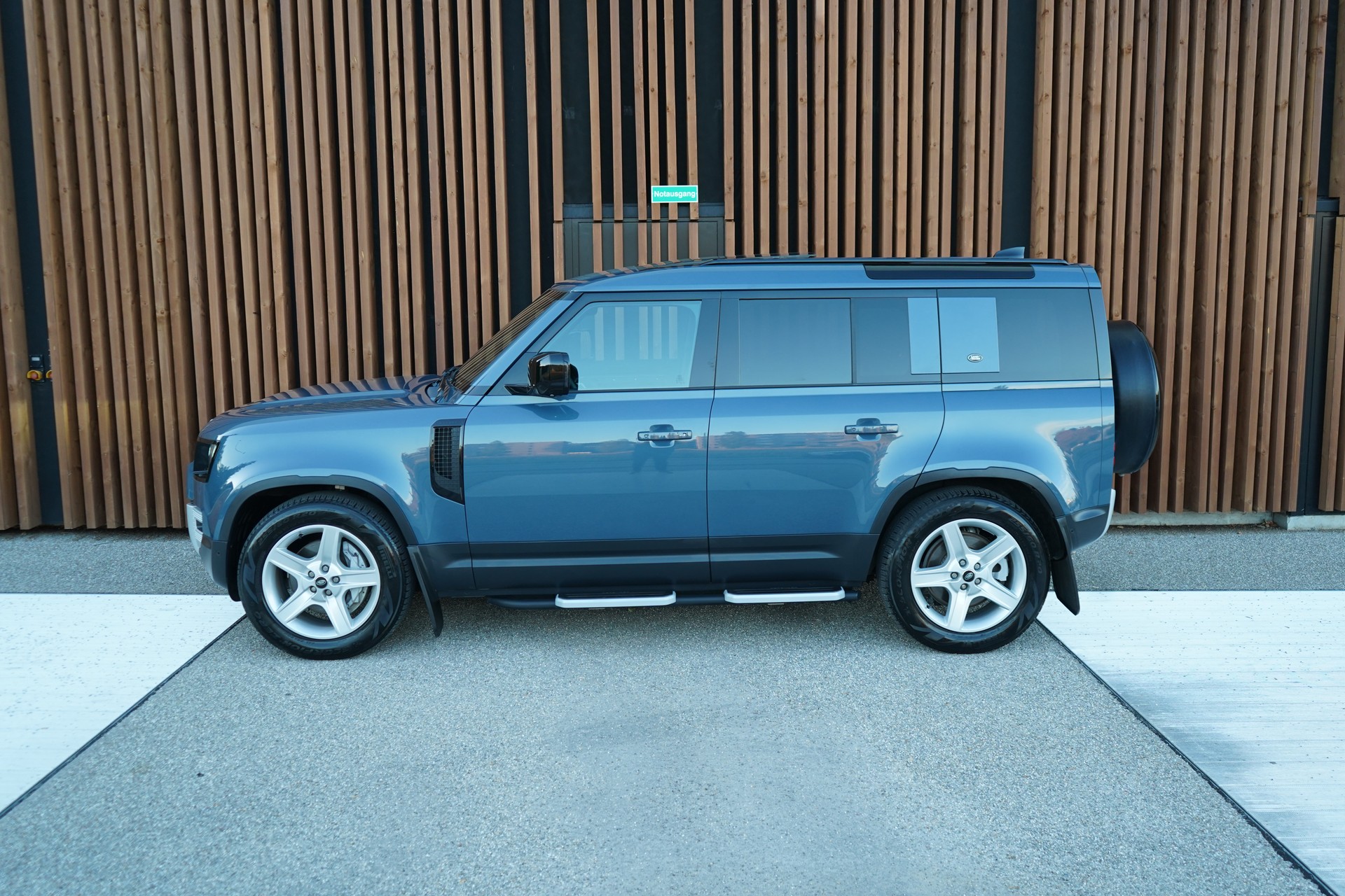LAND ROVER DEFENDER 110 3.0 D I6 300 X-DYNAMIK HSE AWD AT8 l 300 PS-showroom-element-3