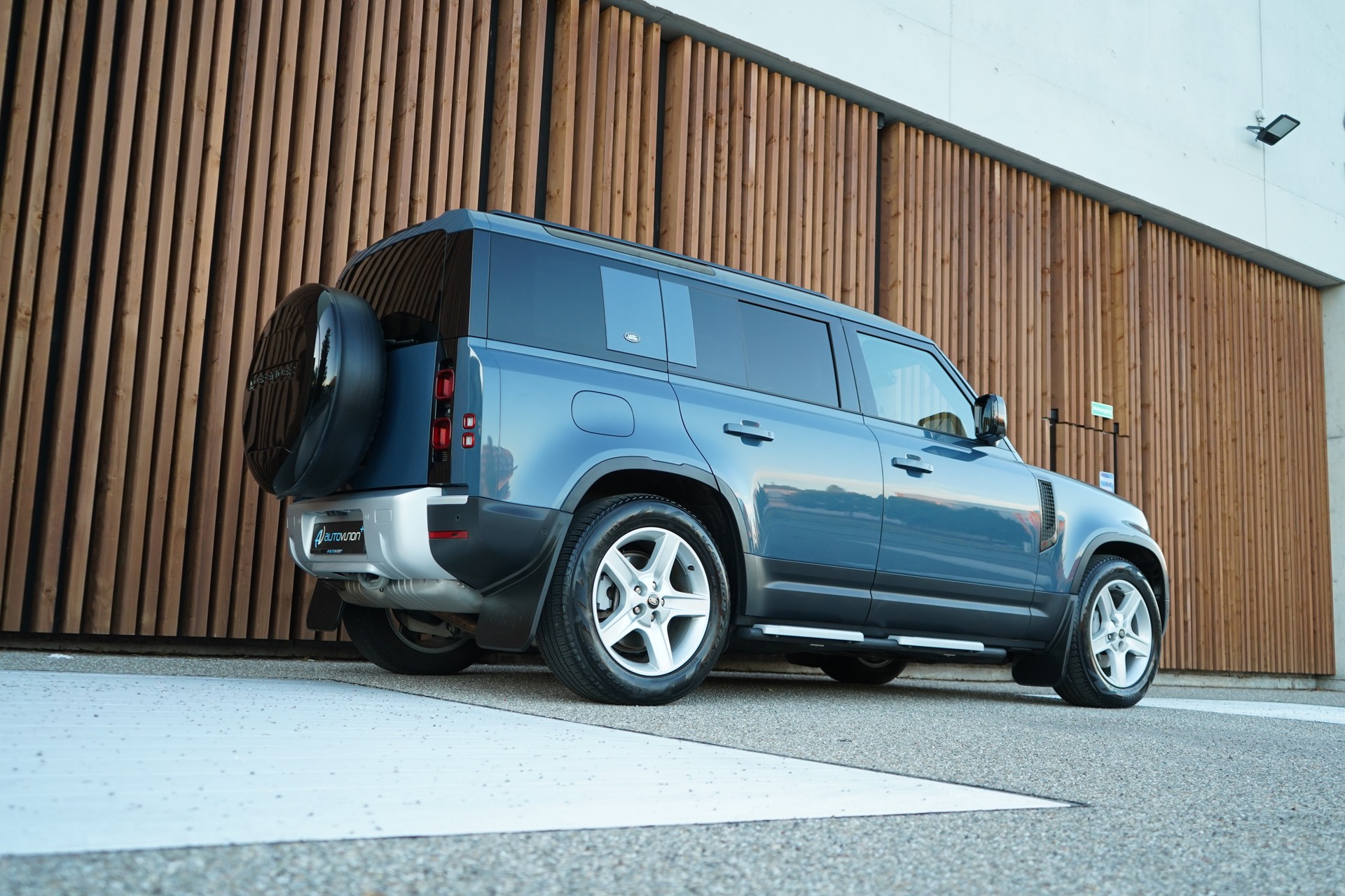 LAND ROVER DEFENDER 110 3.0 D I6 300 X-DYNAMIK HSE AWD AT8 l 300 PS-image-8