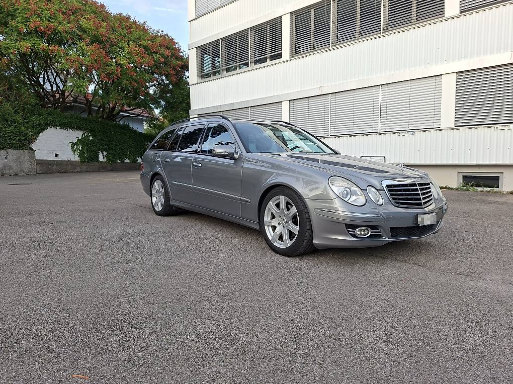 MERCEDES-BENZ E 220-image-0