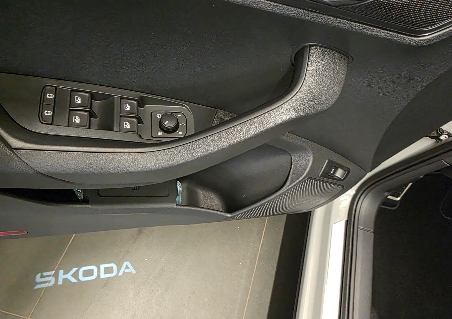 SKODA Karoq 2.0 TSI SportLine 4x4 DSG-image-11