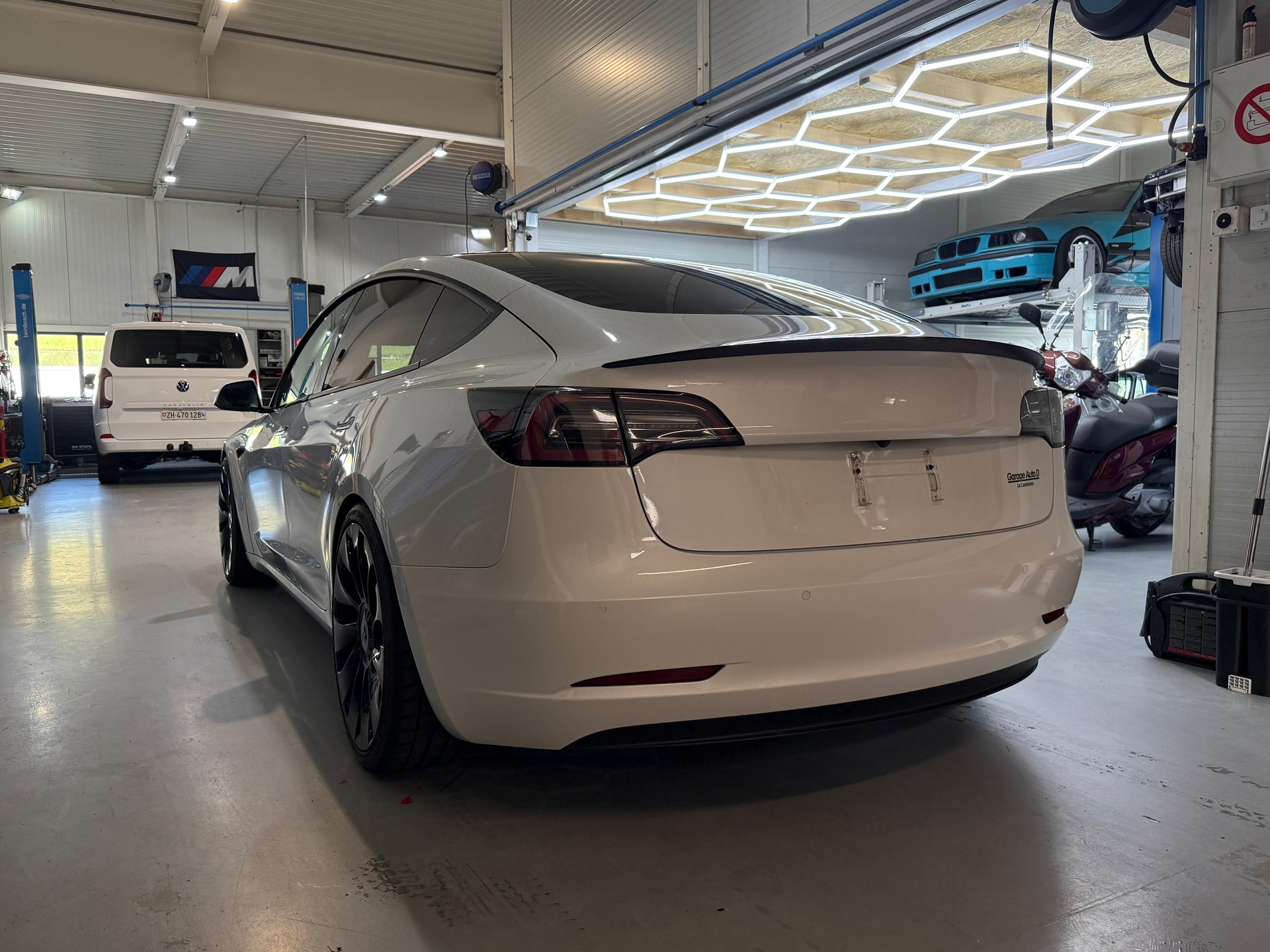 TESLA Model 3 Long Range Dual Motor AWD Performance-image-3