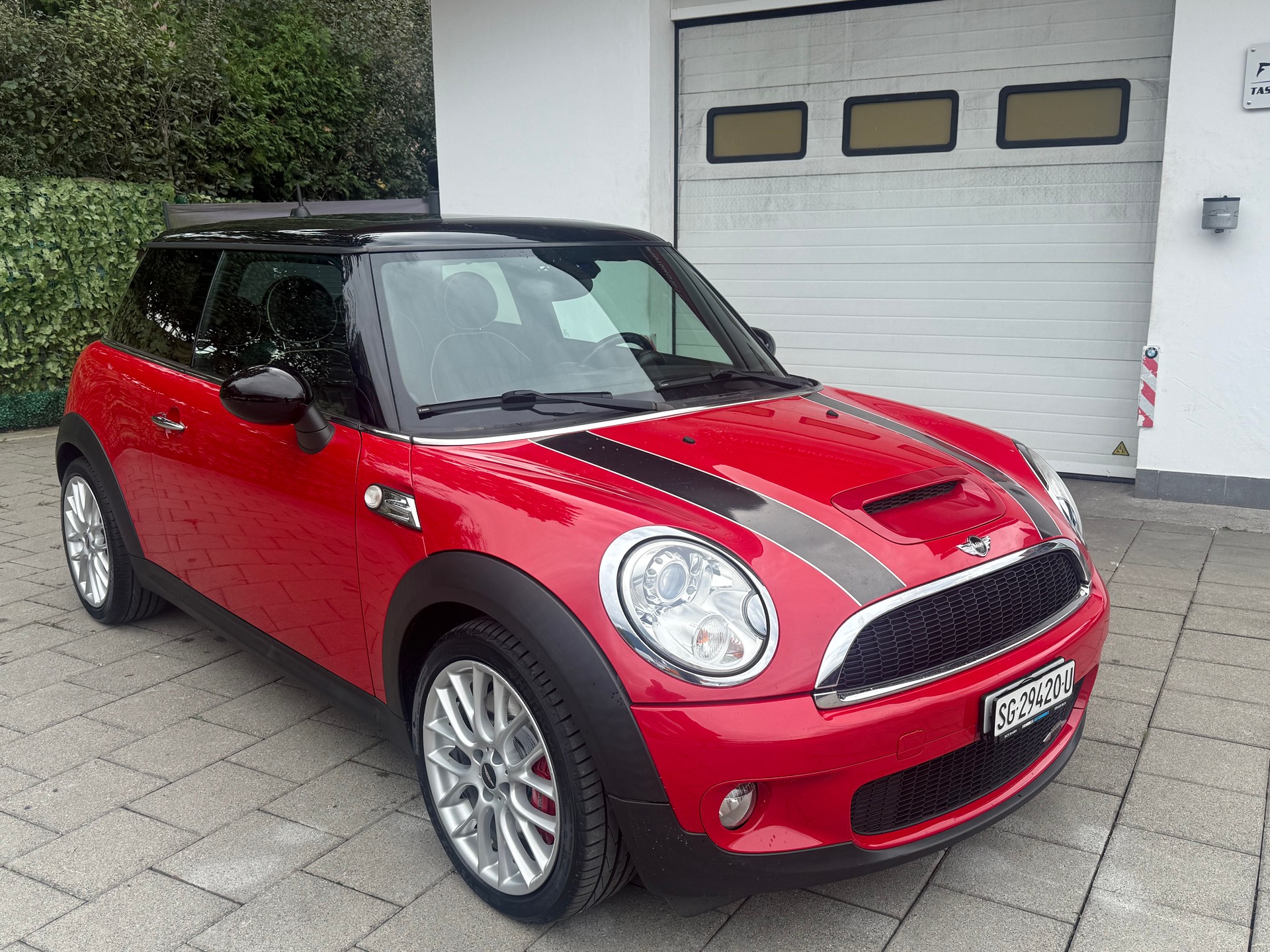 MINI Cooper John Cooper Works-showroom-element-1