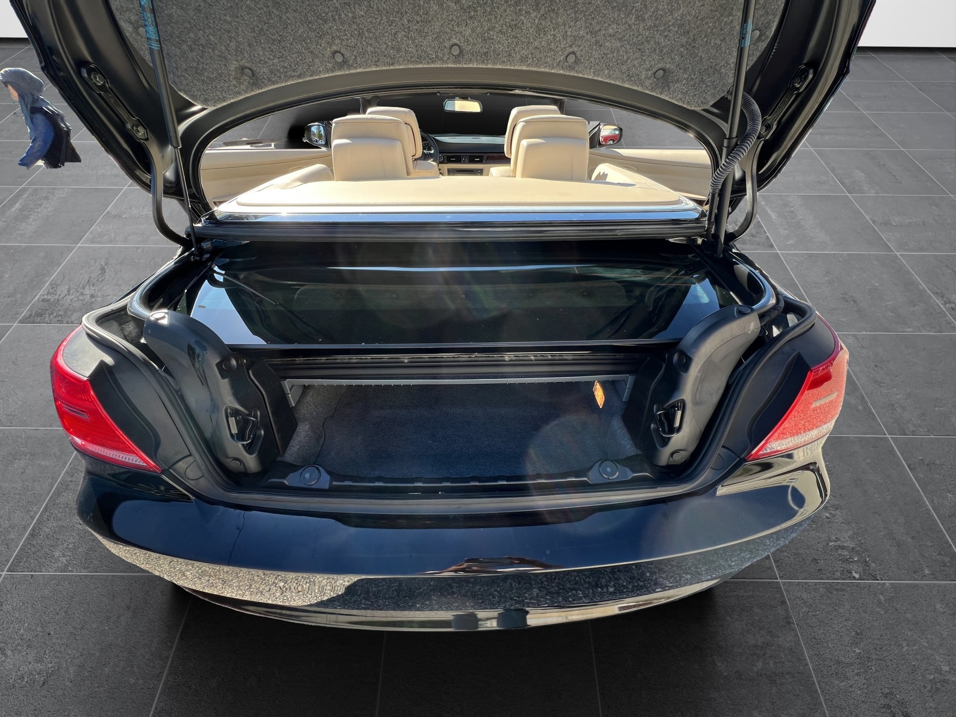 BMW 325i Cabriolet-image-14