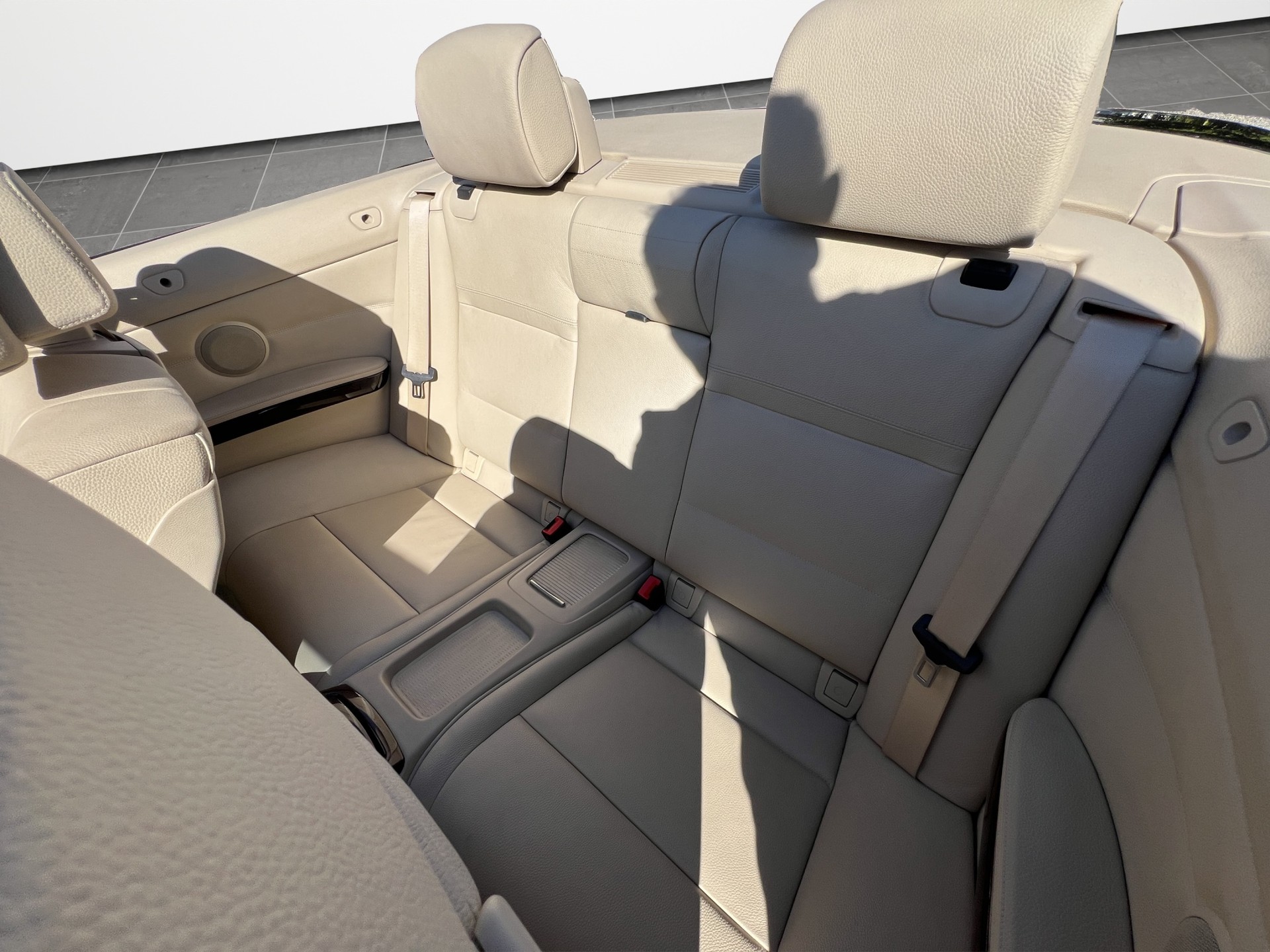 BMW 325i Cabriolet-image-10