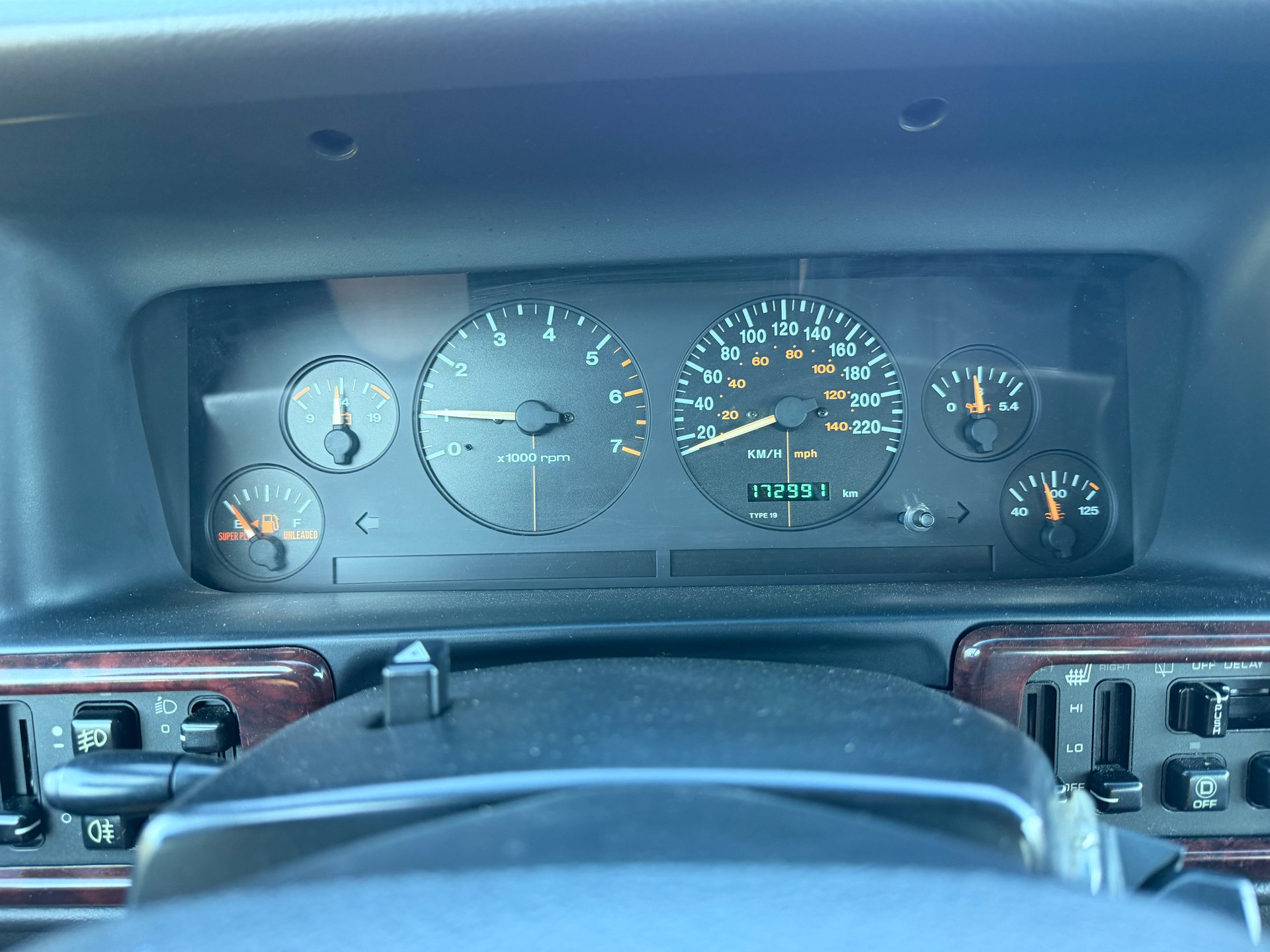 JEEP Grand Cherokee 5.9 Limited LX Automatic-image-9