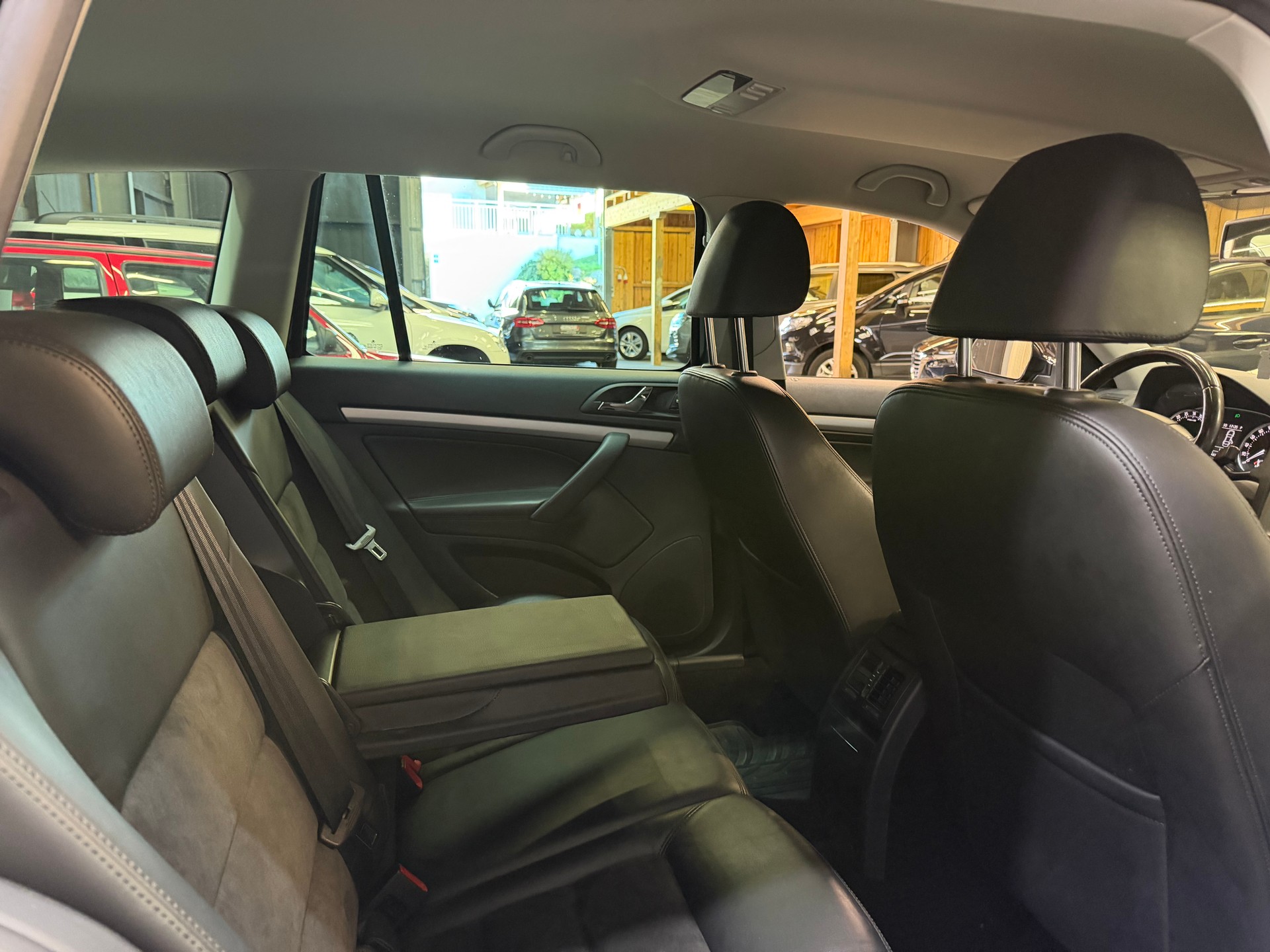 SKODA Octavia Combi 1.6 TDI Ambition DSG-image-10