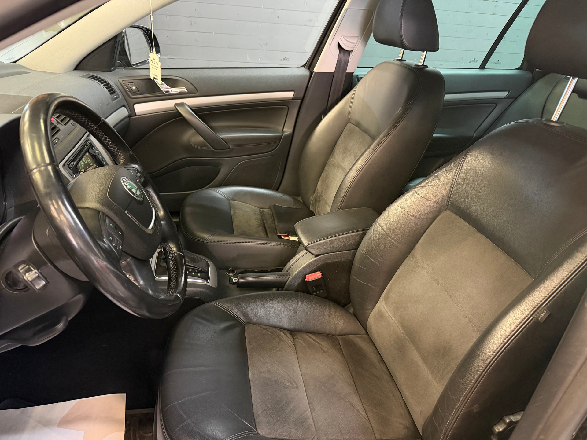 SKODA Octavia Combi 1.6 TDI Ambition DSG-image-11