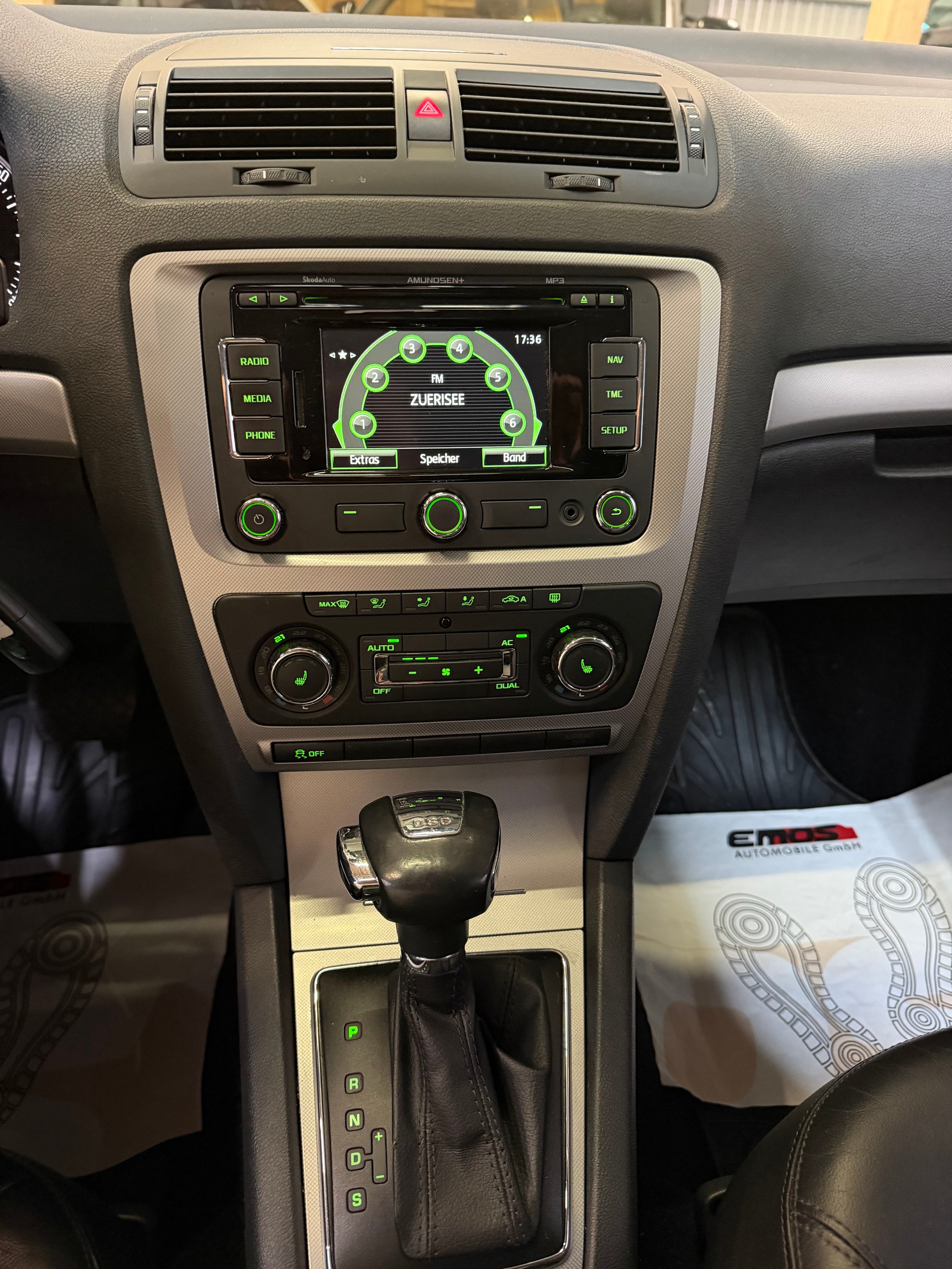SKODA Octavia Combi 1.6 TDI Ambition DSG-image-12
