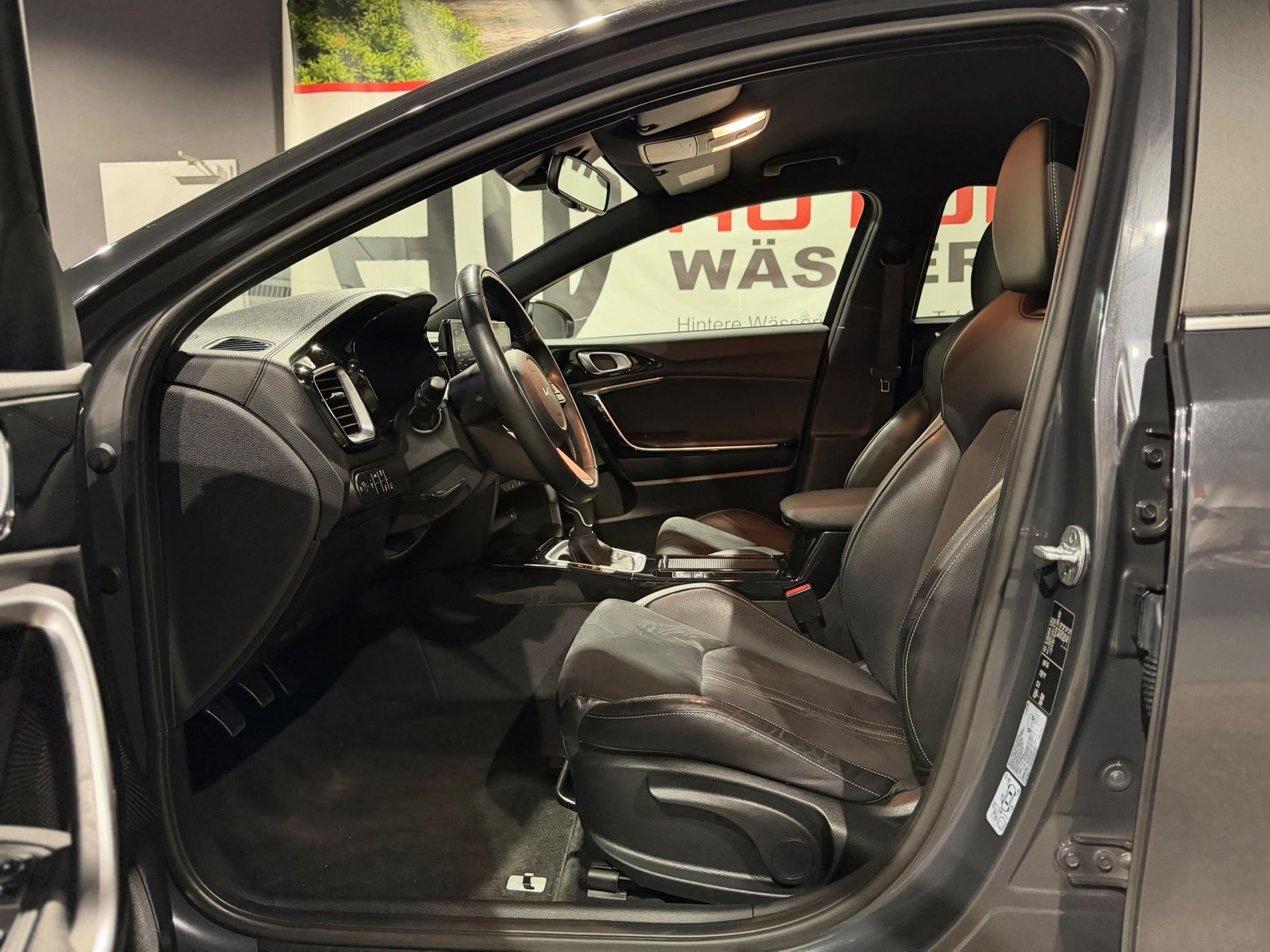 KIA XCeed 1.5 T-GDi MHEV Black Edition-image-10