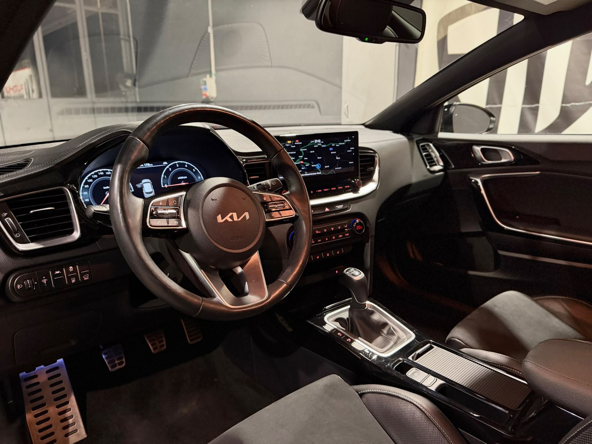 KIA XCeed 1.5 T-GDi MHEV Black Edition-image-11