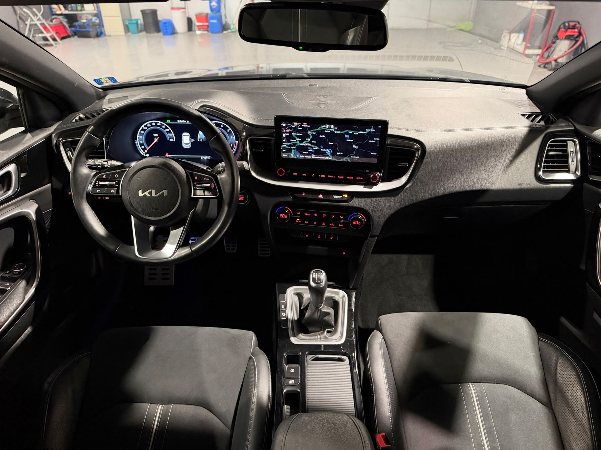 KIA XCeed 1.5 T-GDi MHEV Black Edition-image-9