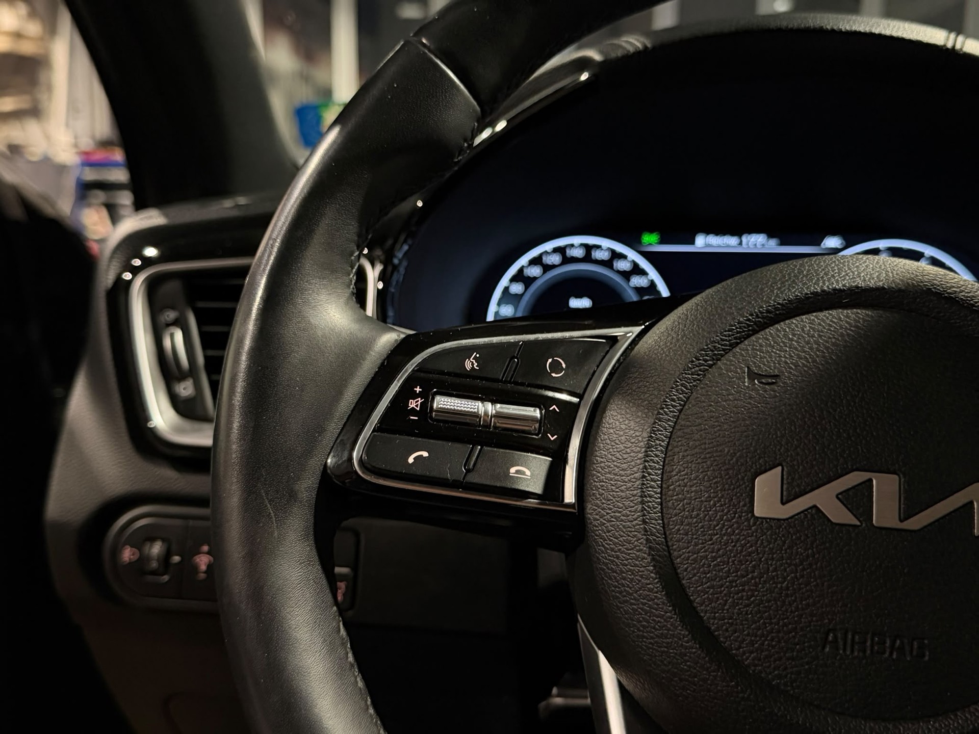 KIA XCeed 1.5 T-GDi MHEV Black Edition-image-23