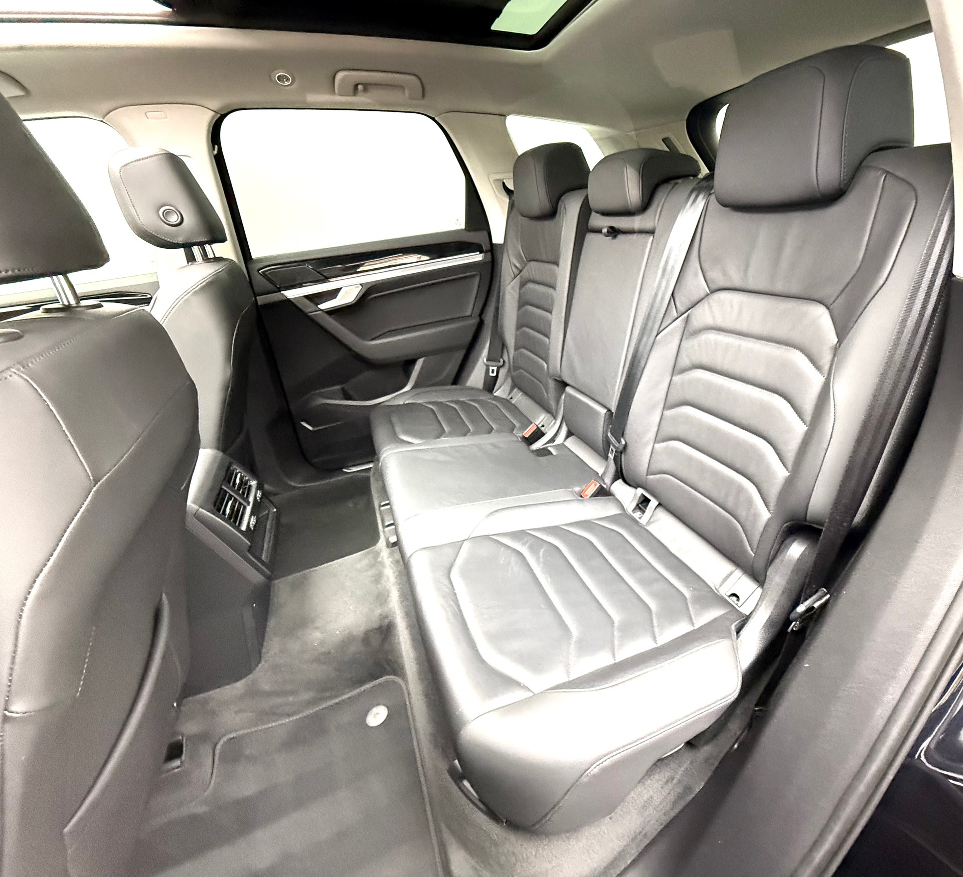 VW Touareg 3.0 TDI Elegance Tiptronic-image-15