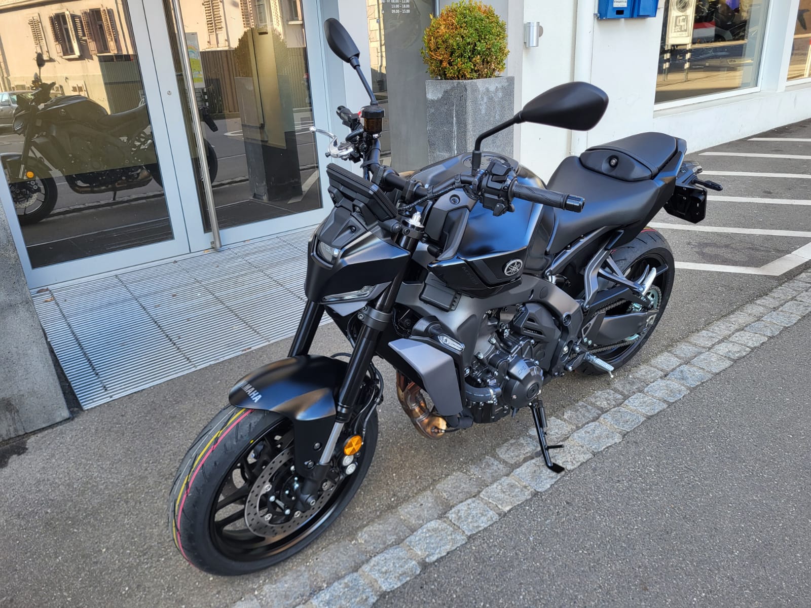 YAMAHA MT-09 Y-AMT (35kW)-showroom-element-2