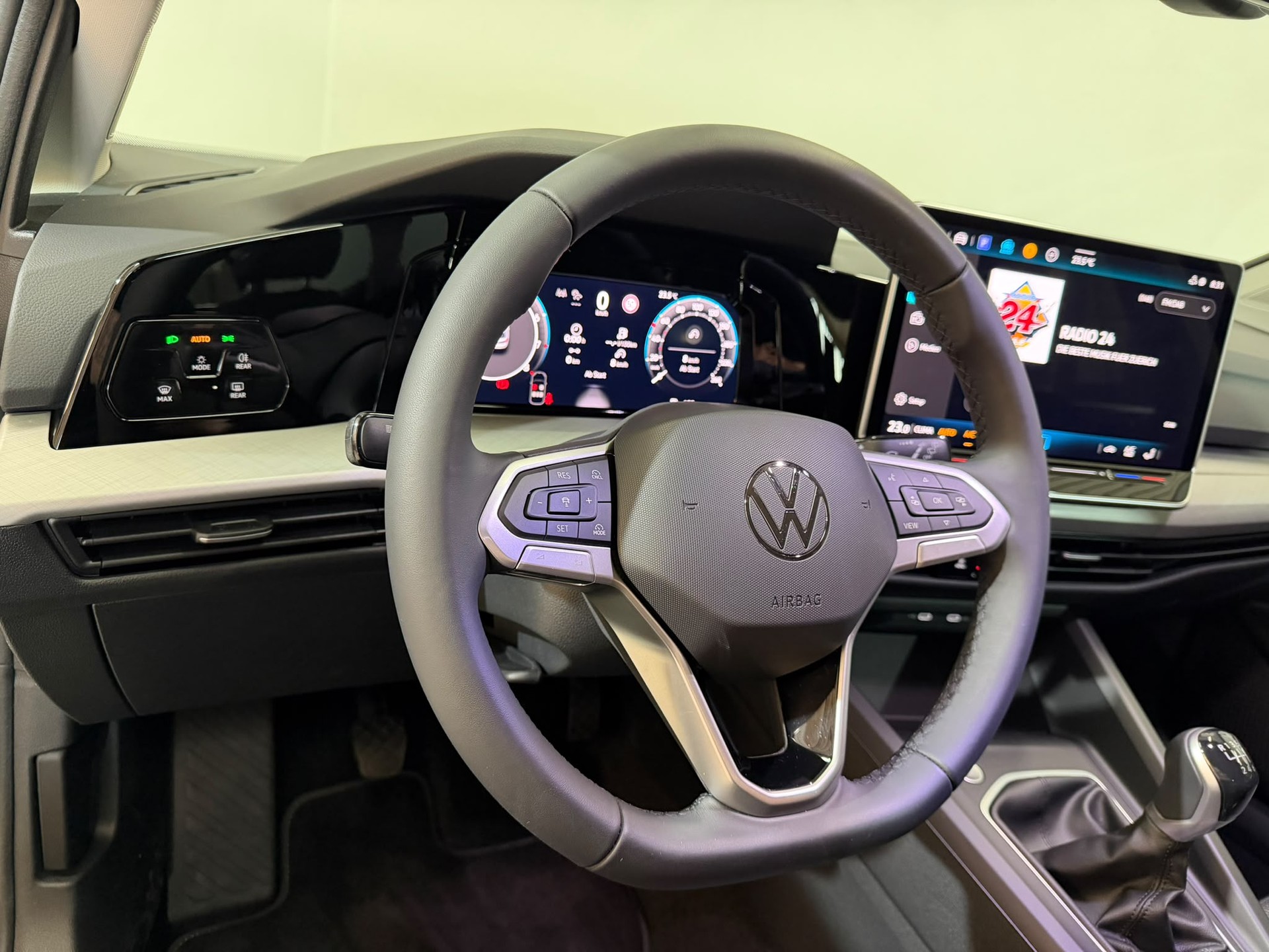 VW Golf 1.5 TSI Basis-image-6