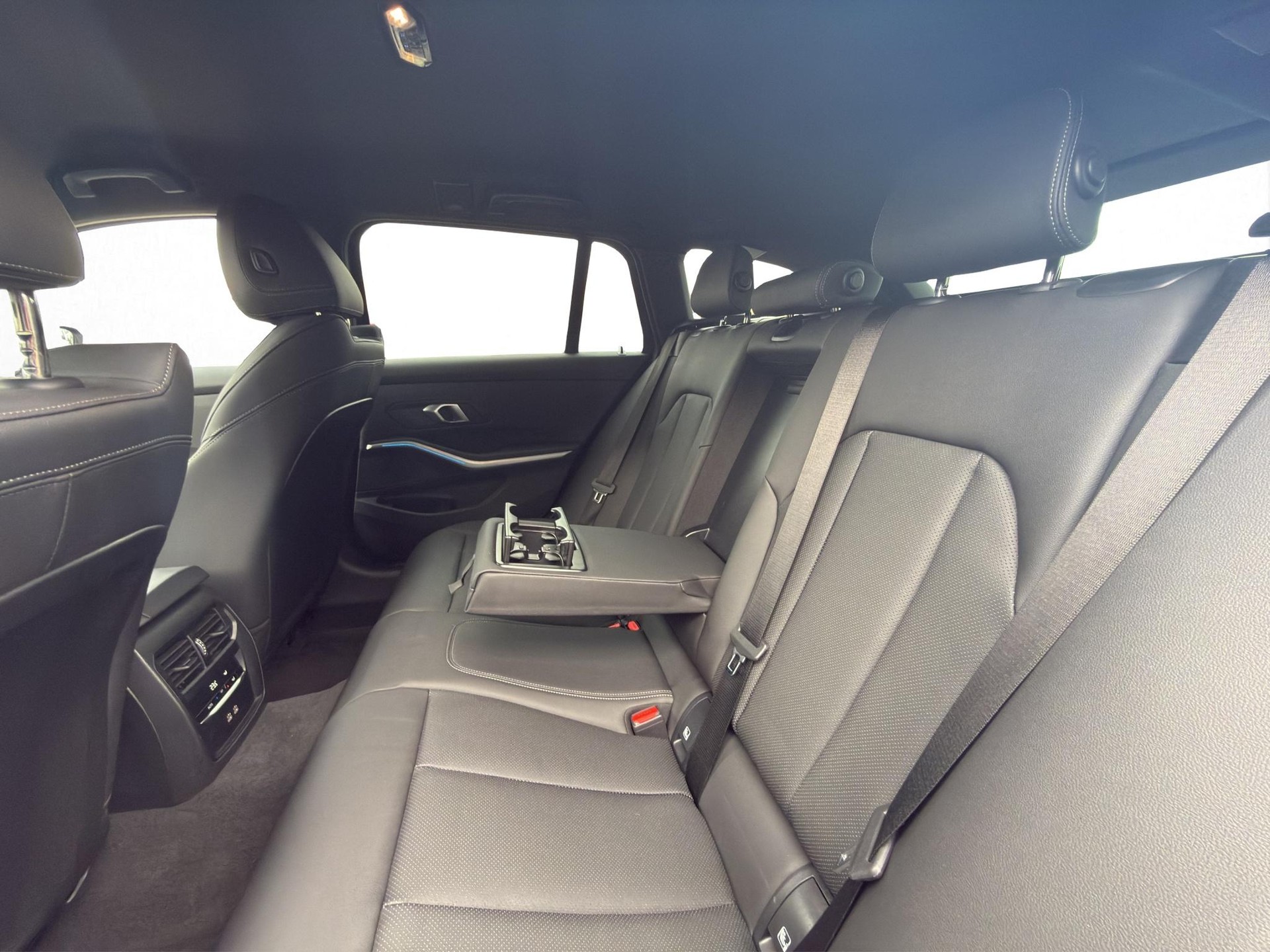 BMW 320d xDrive 48V Touring Steptronic M Sport * AHK *-image-30