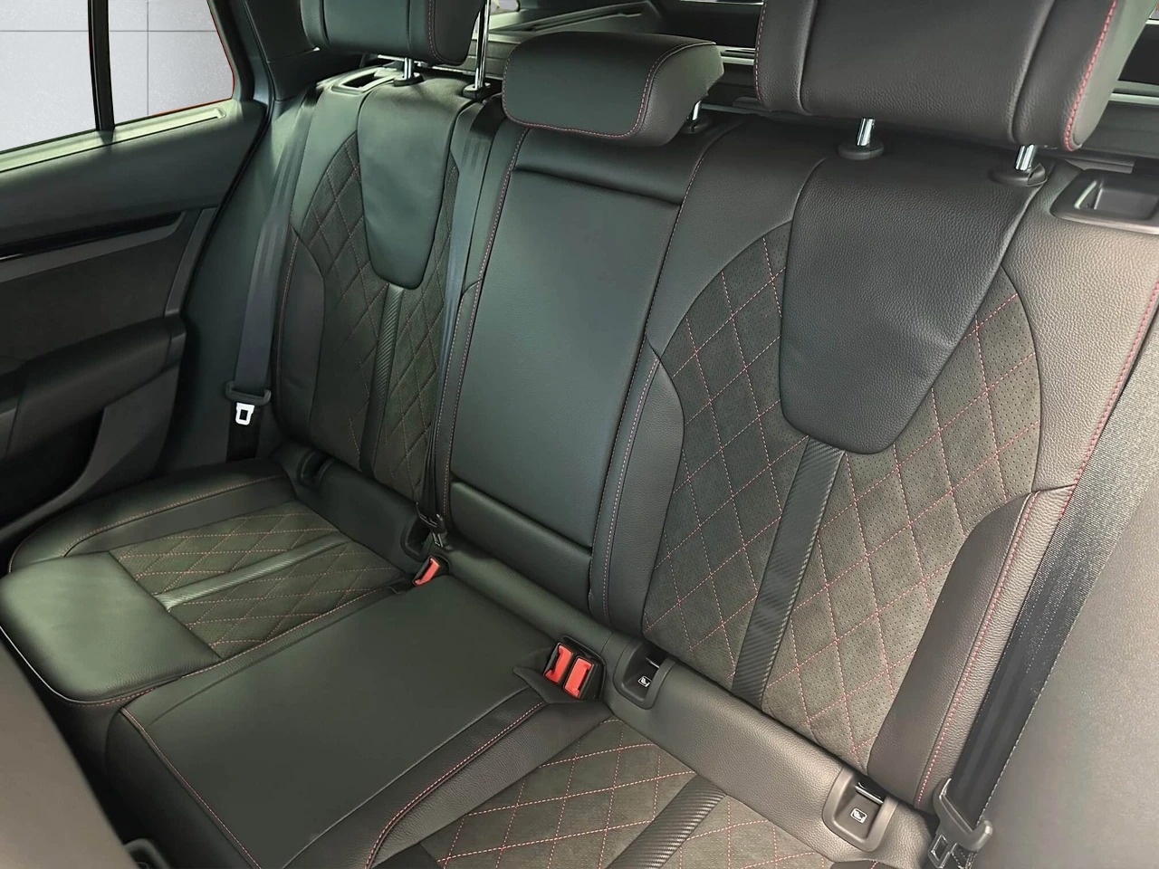 SKODA Octavia Combi 2.0 TSI DSG RS-image-6