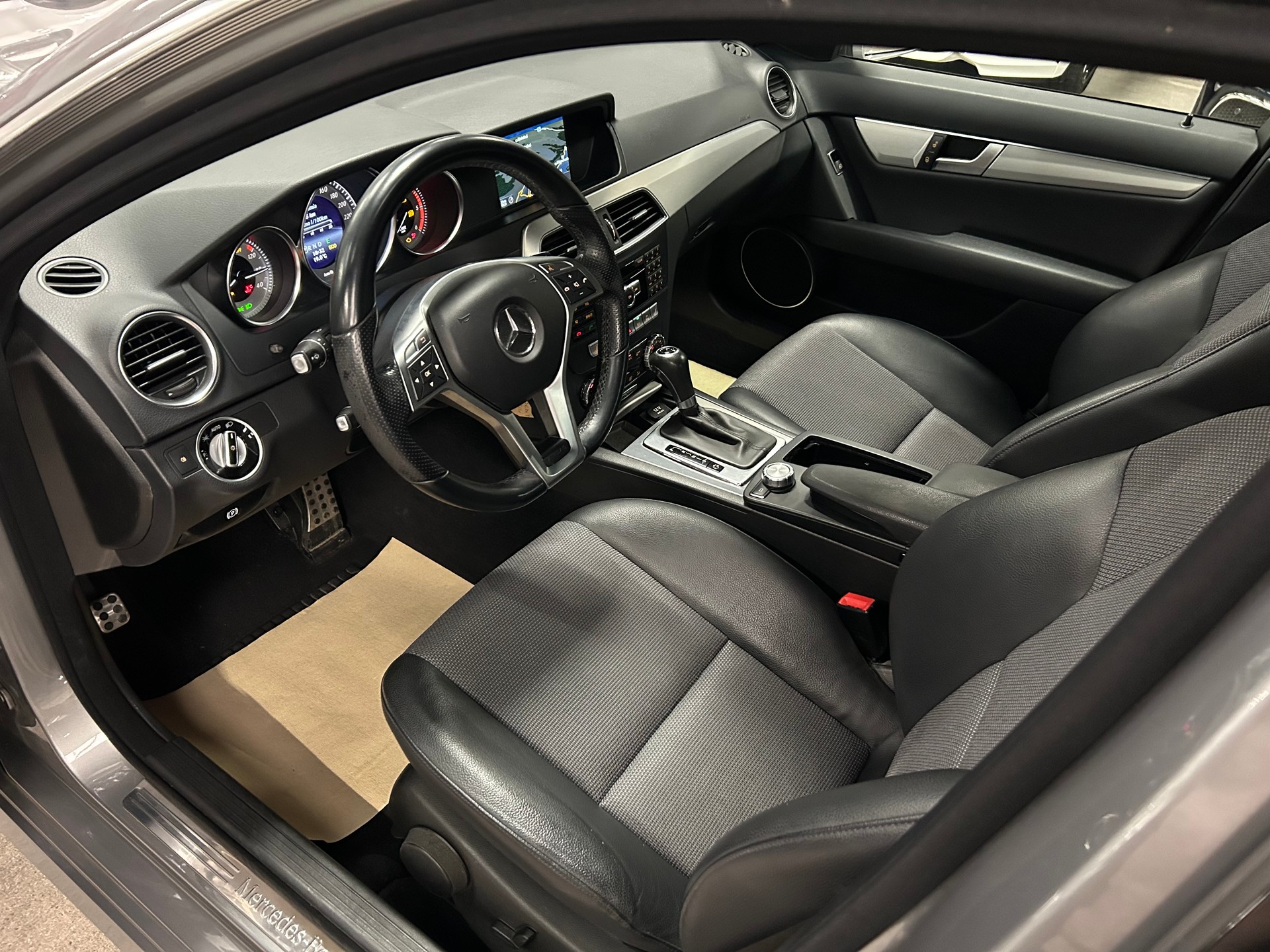 MERCEDES-BENZ C 220 CDI AMG-LINE 4Matic 7G-Tronic-image-10
