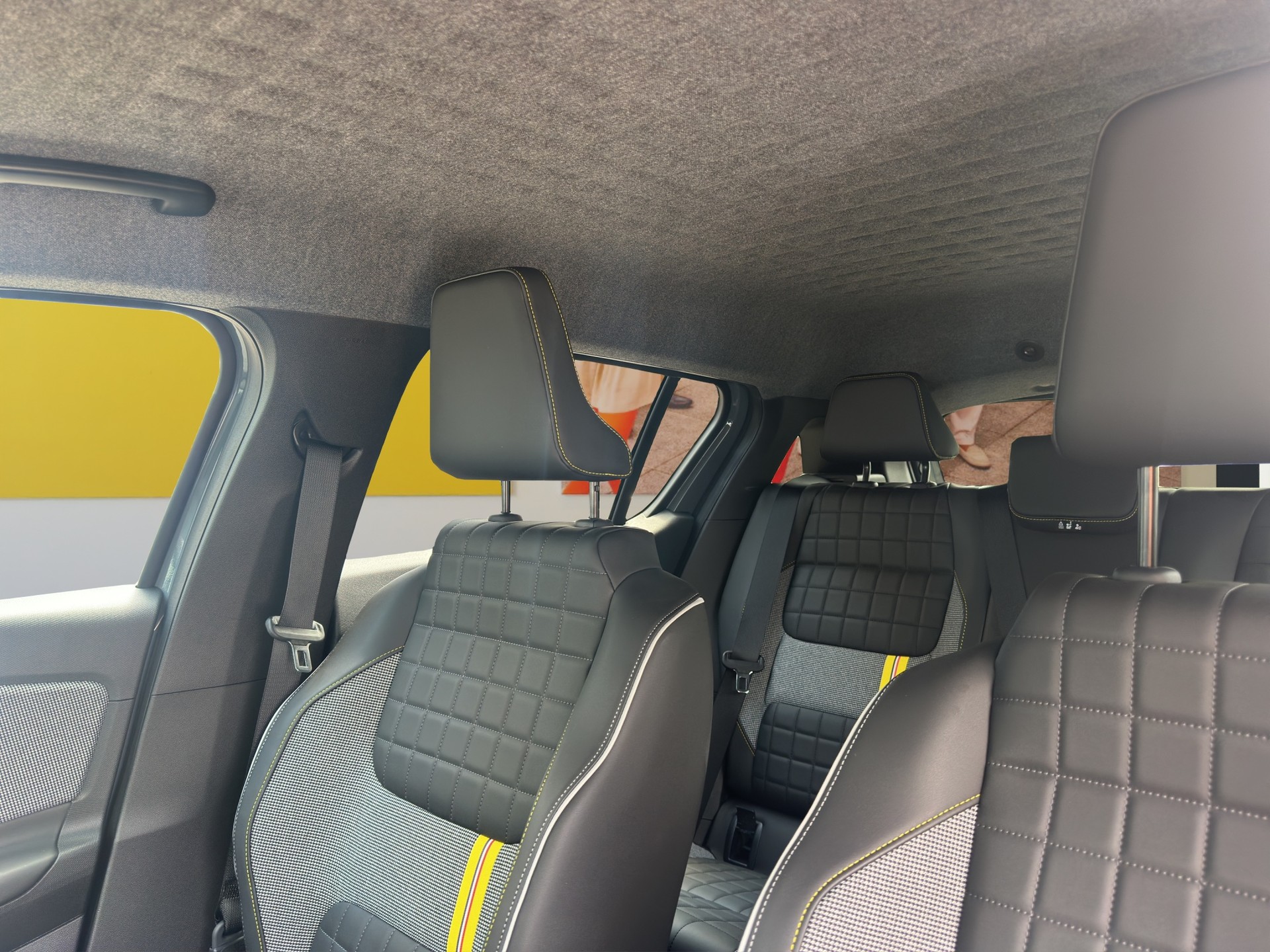 RENAULT R4 E-Tech Comfort Range 52 kWh Iconic-image-18