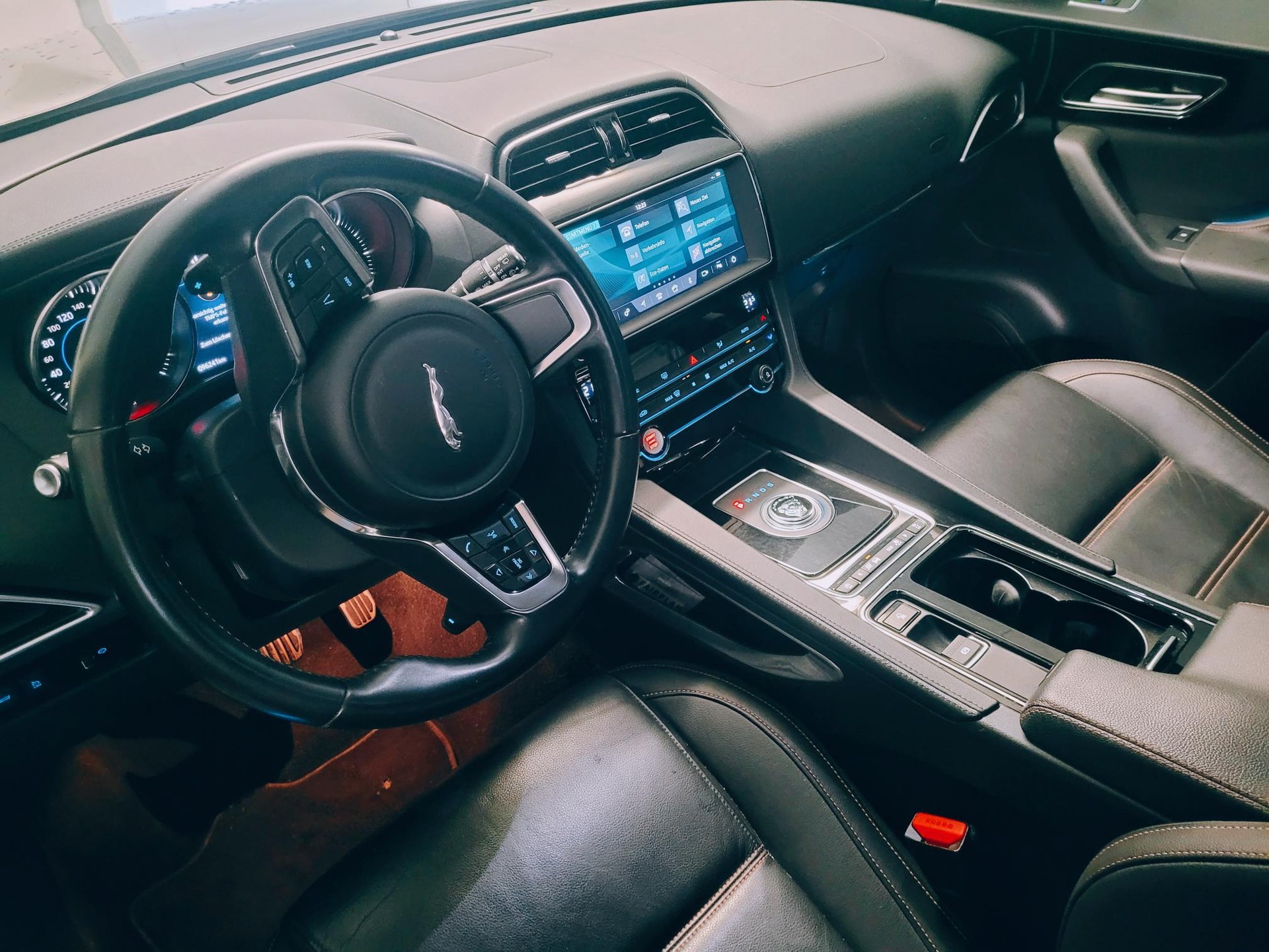 JAGUAR F-Pace 2.0d AWD Automatik-image-2