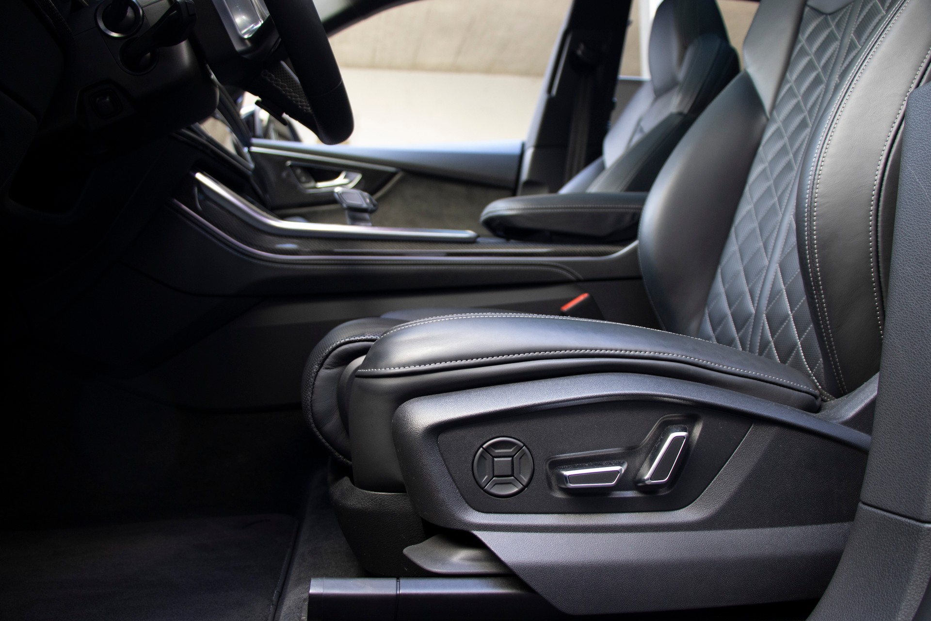 AUDI SQ8 TFSI quattro tiptronic-image-9