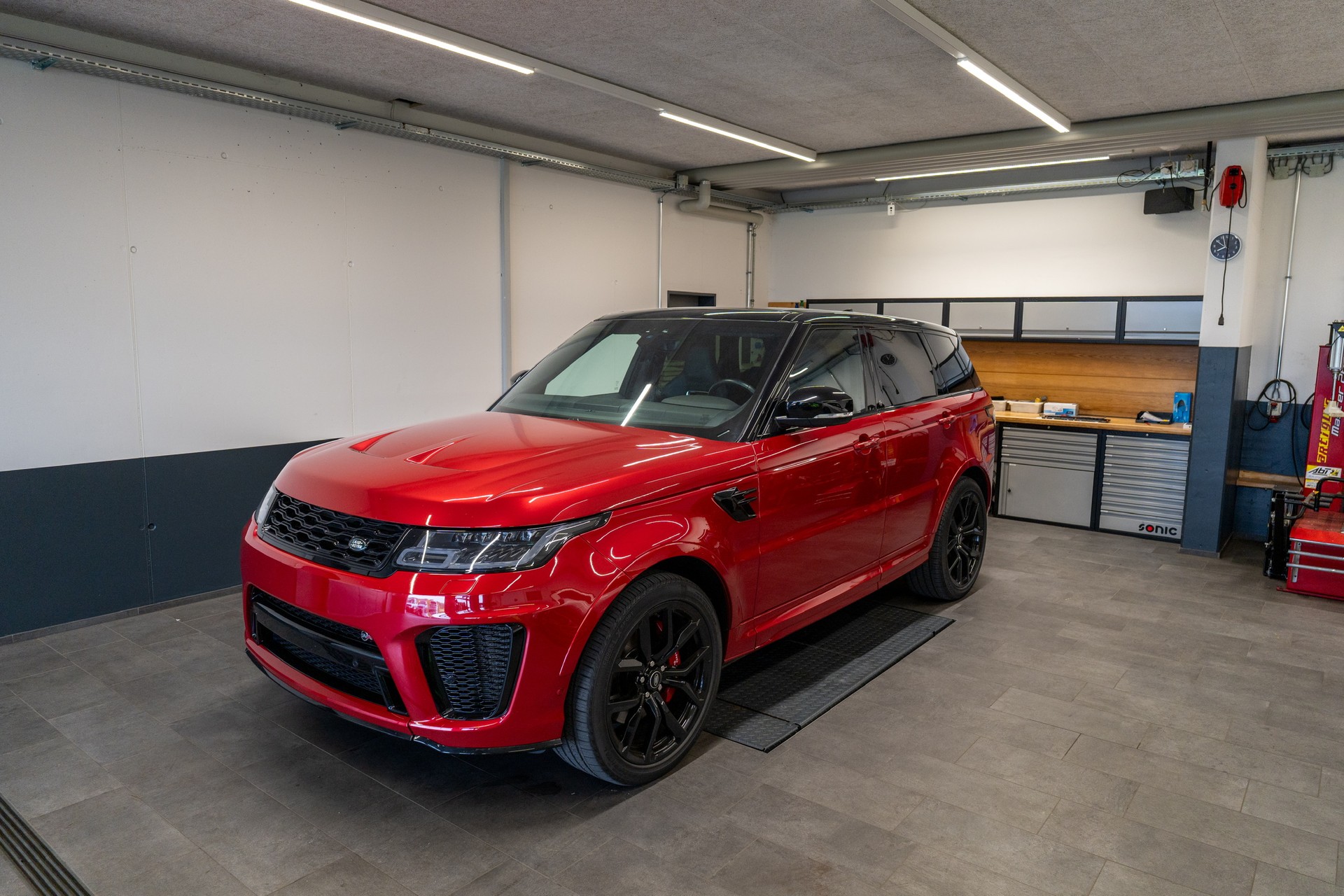 LAND ROVER Range Rover Sport 575 5.0 V8 S/C SVR, Italian Racing Red-image-1