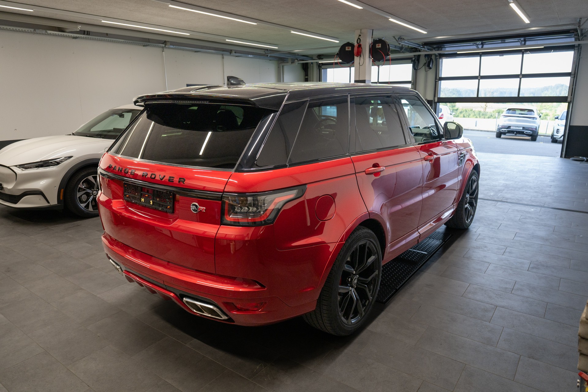 LAND ROVER Range Rover Sport 575 5.0 V8 S/C SVR, Italian Racing Red-image-5