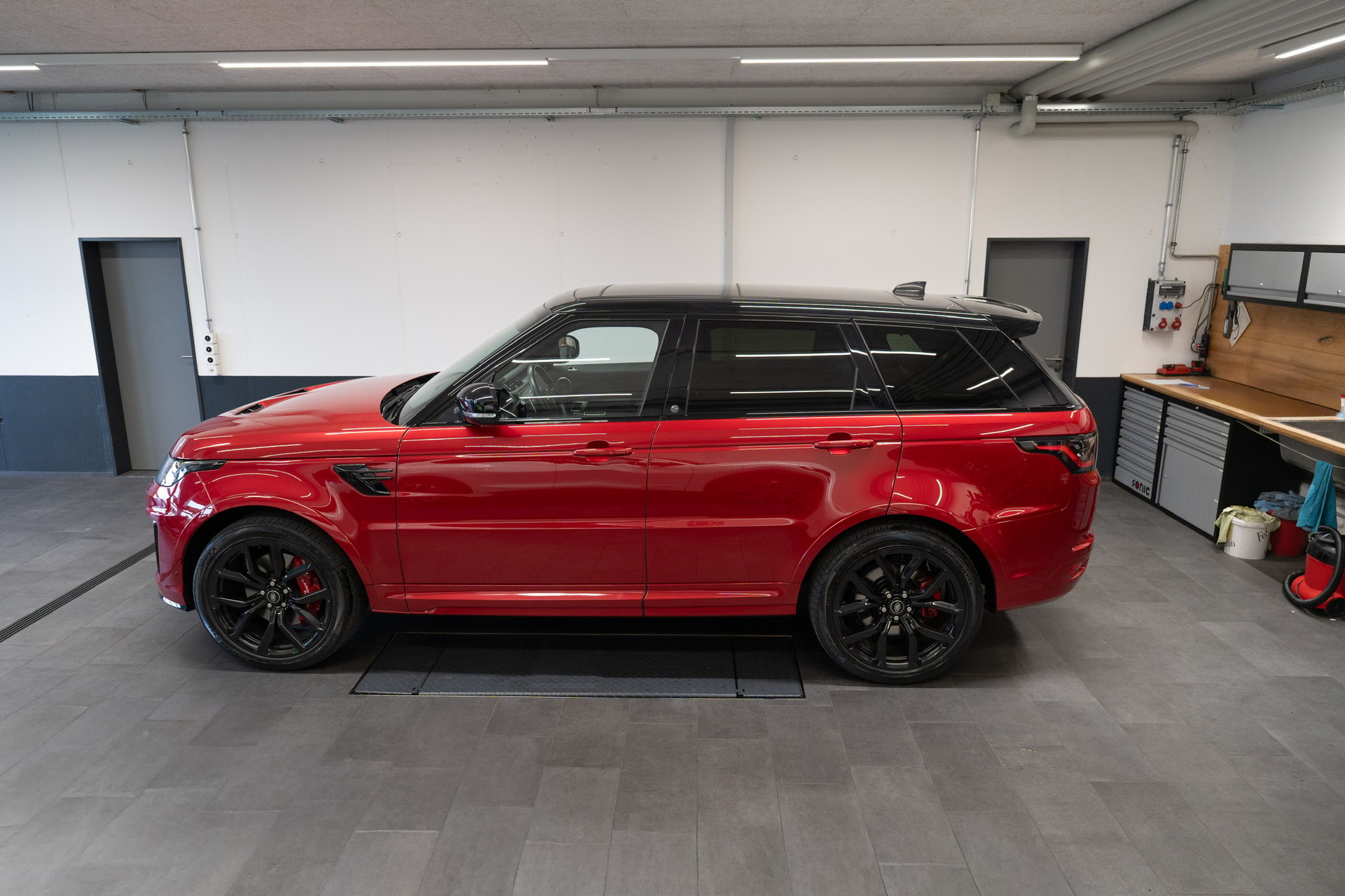 LAND ROVER Range Rover Sport 575 5.0 V8 S/C SVR, Italian Racing Red-image-4