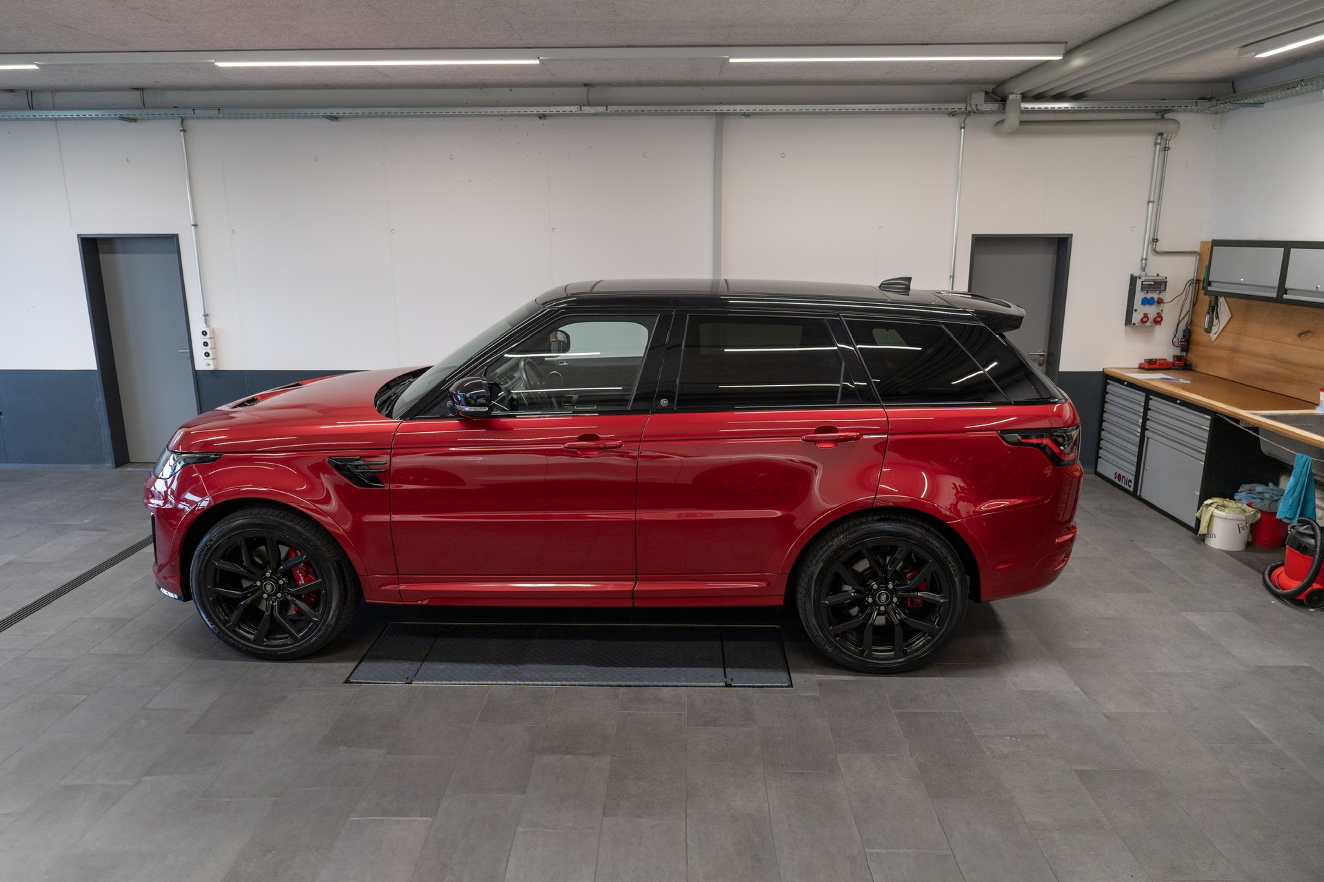 LAND ROVER Range Rover Sport 575 5.0 V8 S/C SVR, Italian Racing Red-image-4