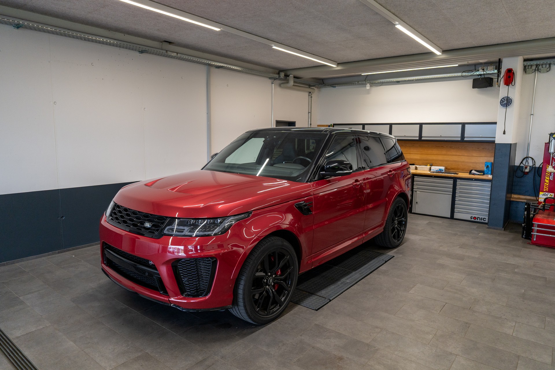 LAND ROVER Range Rover Sport 575 5.0 V8 S/C SVR, Italian Racing Red-image-1