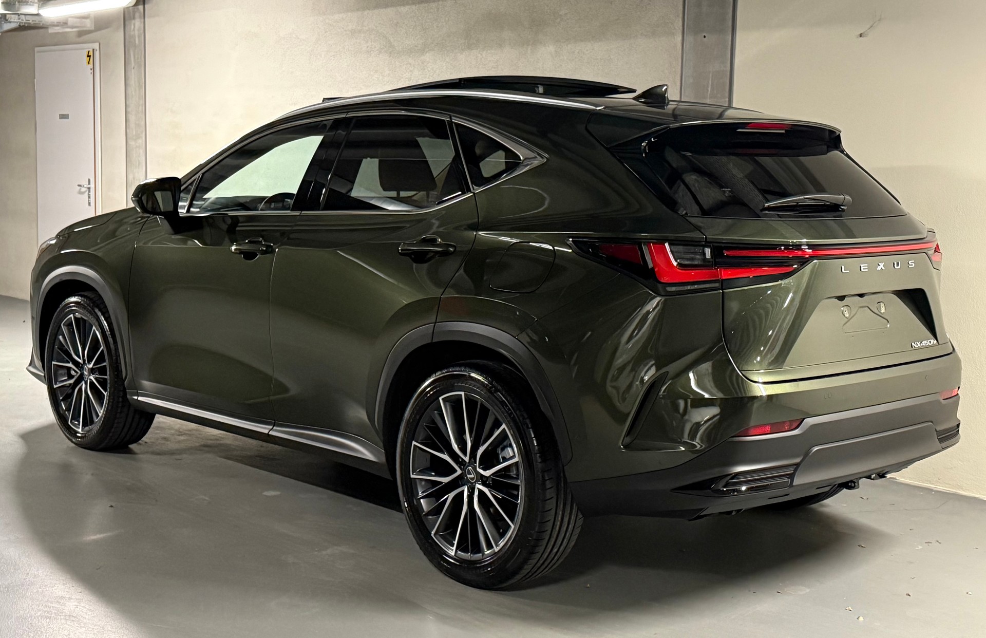 LEXUS NX 450h+ E-FOUR Excellence-image-3