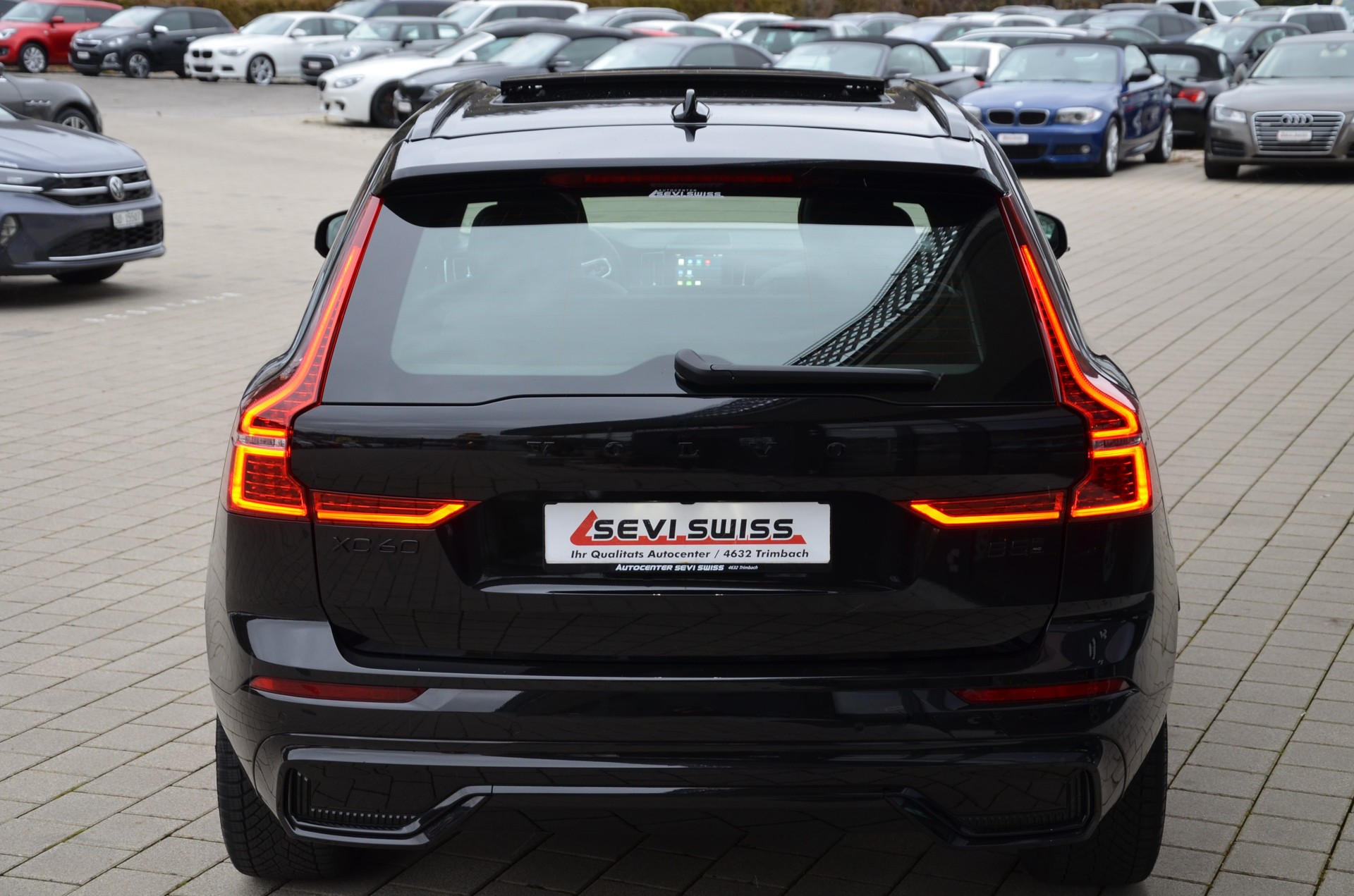 VOLVO XC60 B5 Benzin Mild Hybrid AWD Ultra Dark Geartronic*Ab MFK,Werksgarantie bis 06.2026*-image-3