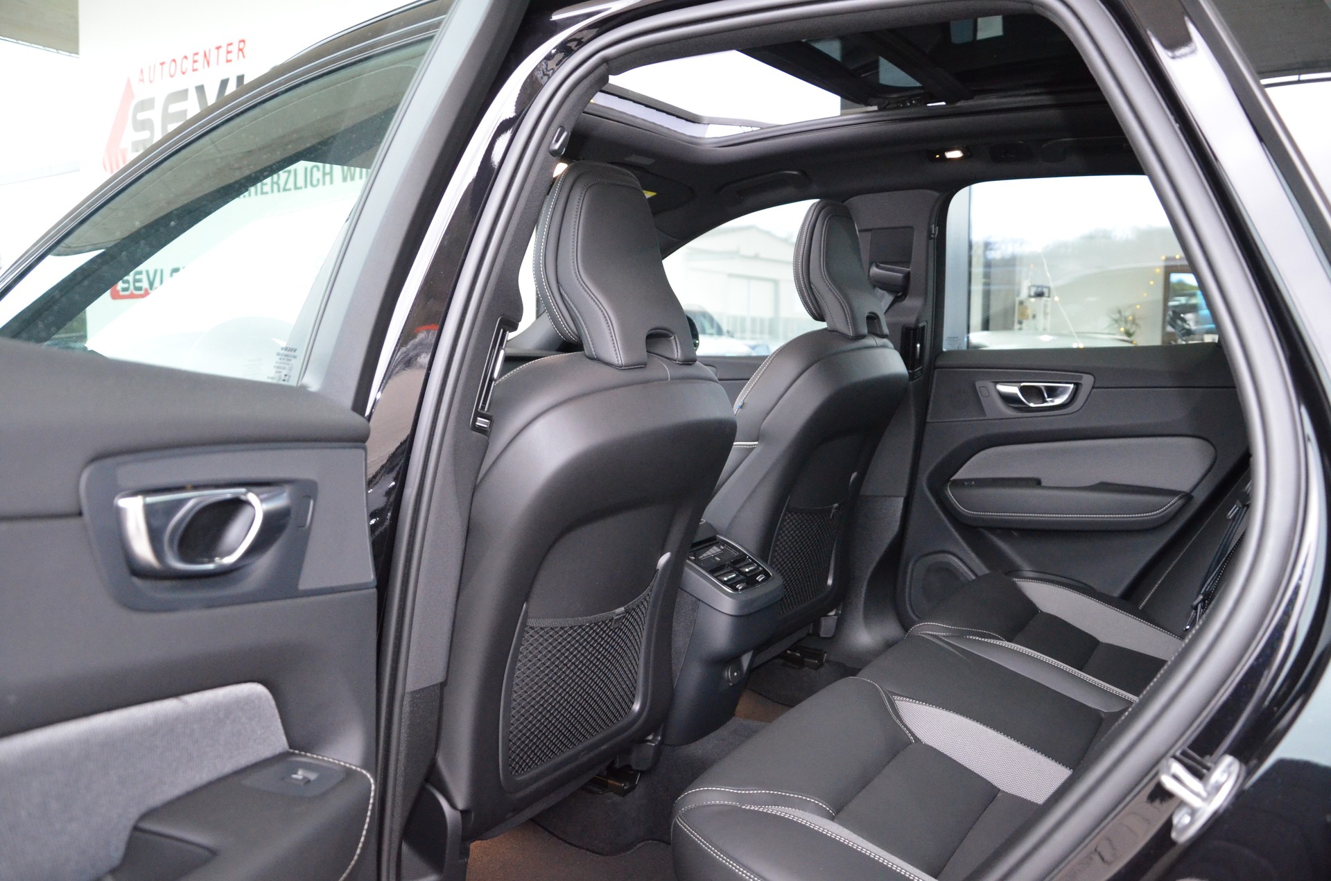 VOLVO XC60 B5 Benzin Mild Hybrid AWD Ultra Dark Geartronic*Ab MFK,Werksgarantie bis 06.2026*-image-10
