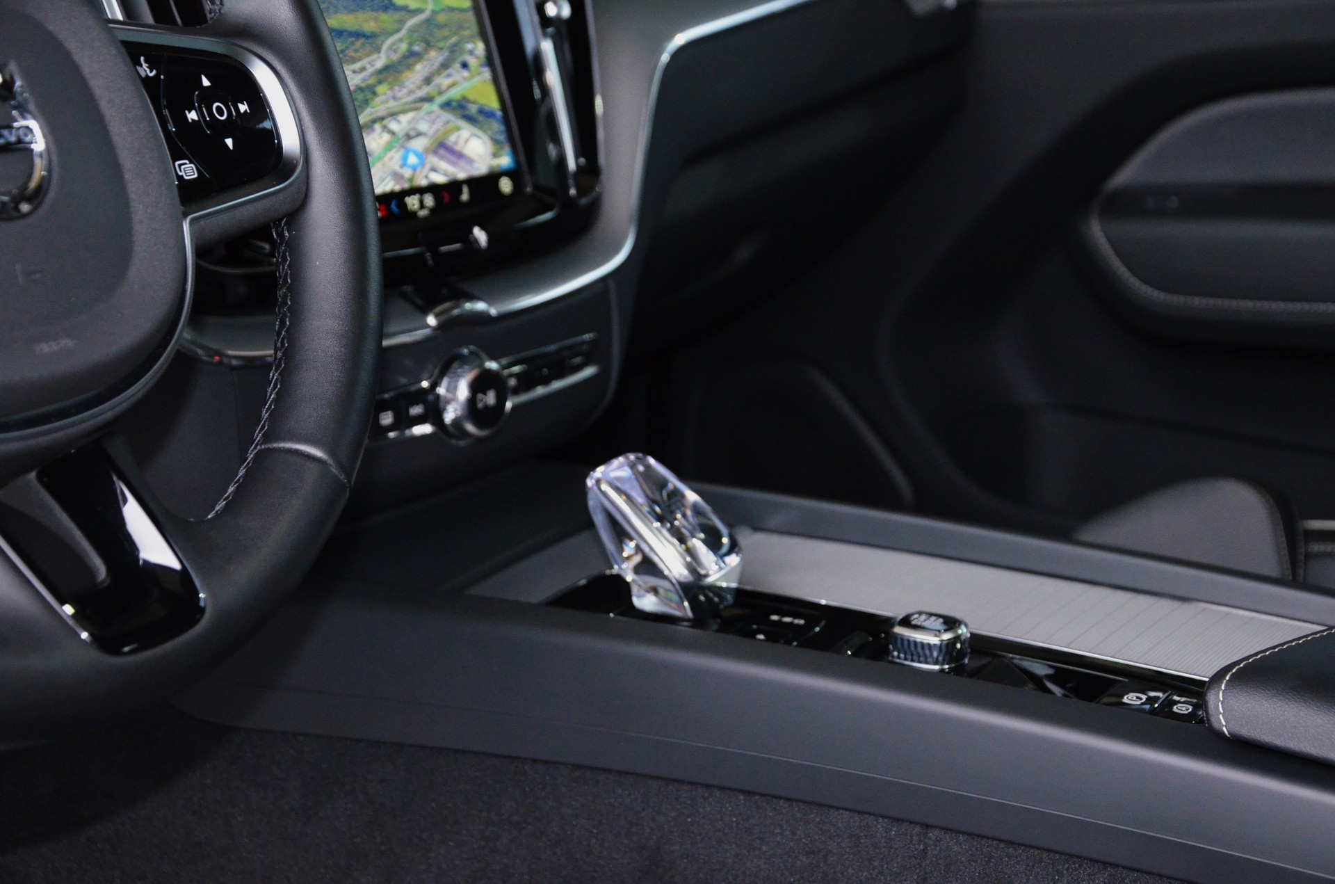 VOLVO XC60 B5 Benzin Mild Hybrid AWD Ultra Dark Geartronic*Ab MFK,Werksgarantie bis 06.2026*-image-16