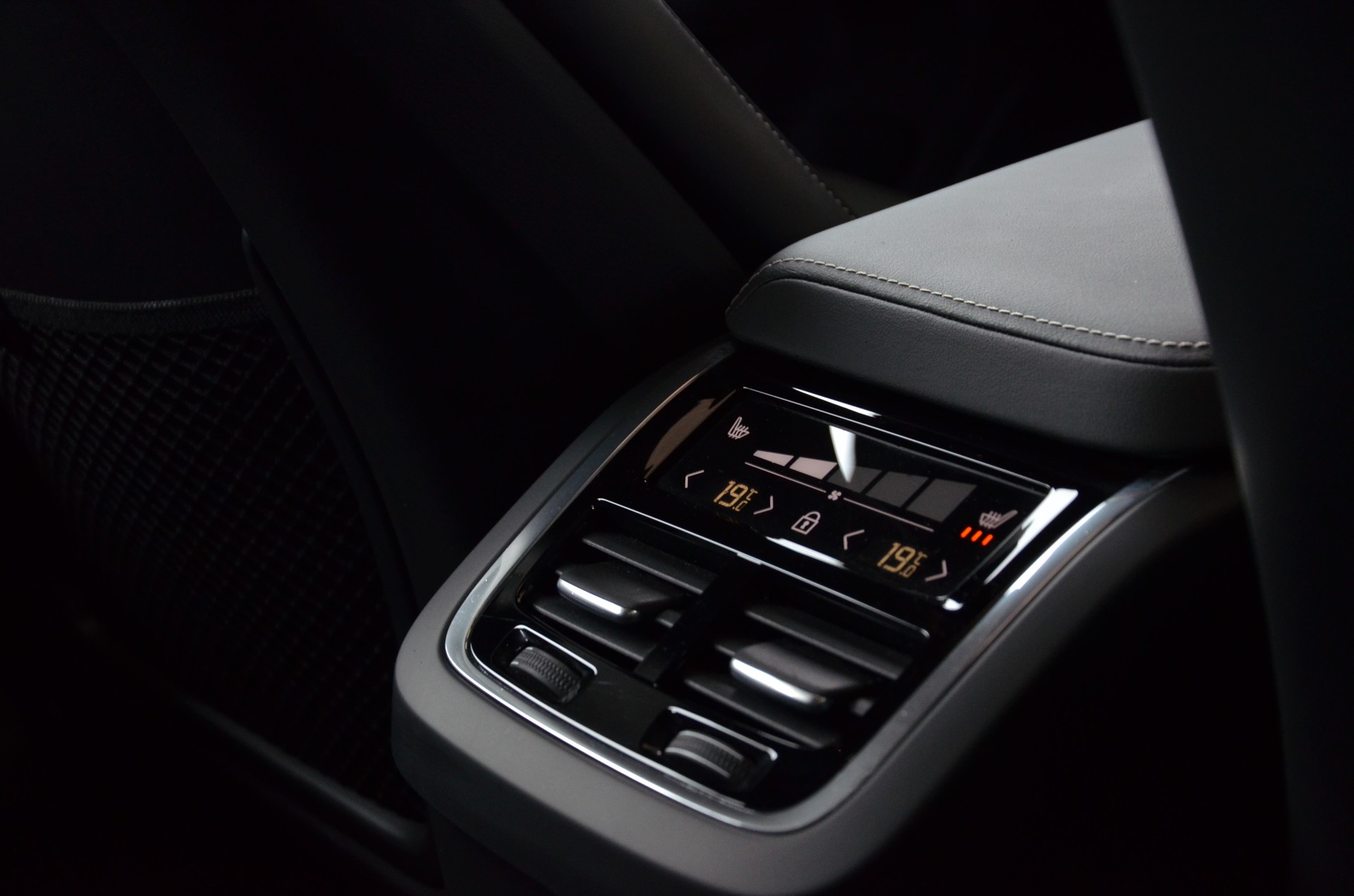 VOLVO XC60 B5 Benzin Mild Hybrid AWD Ultra Dark Geartronic*Ab MFK,Werksgarantie bis 06.2026*-image-17