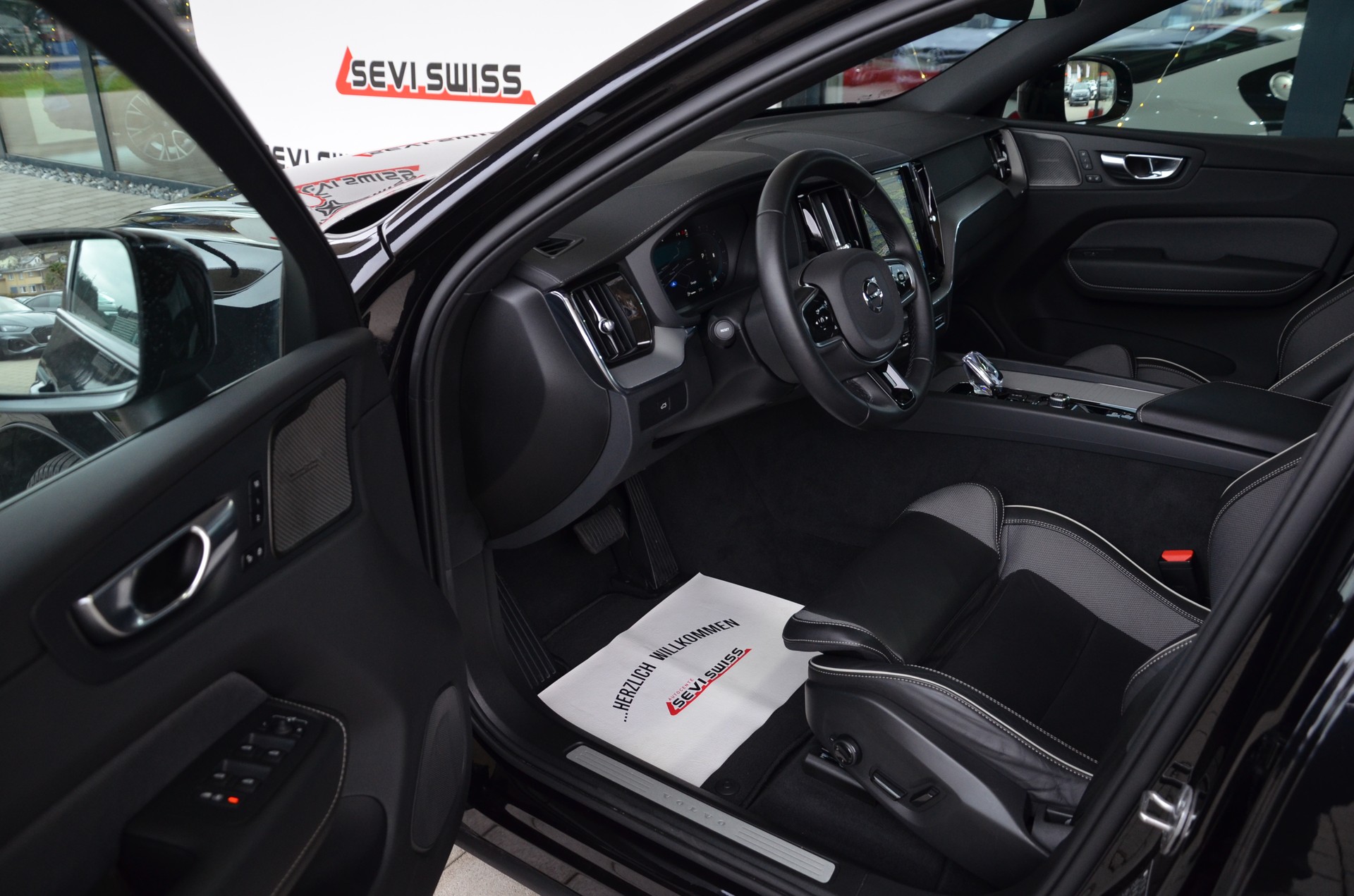 VOLVO XC60 B5 Benzin Mild Hybrid AWD Ultra Dark Geartronic*Ab MFK,Werksgarantie bis 06.2026*-image-7