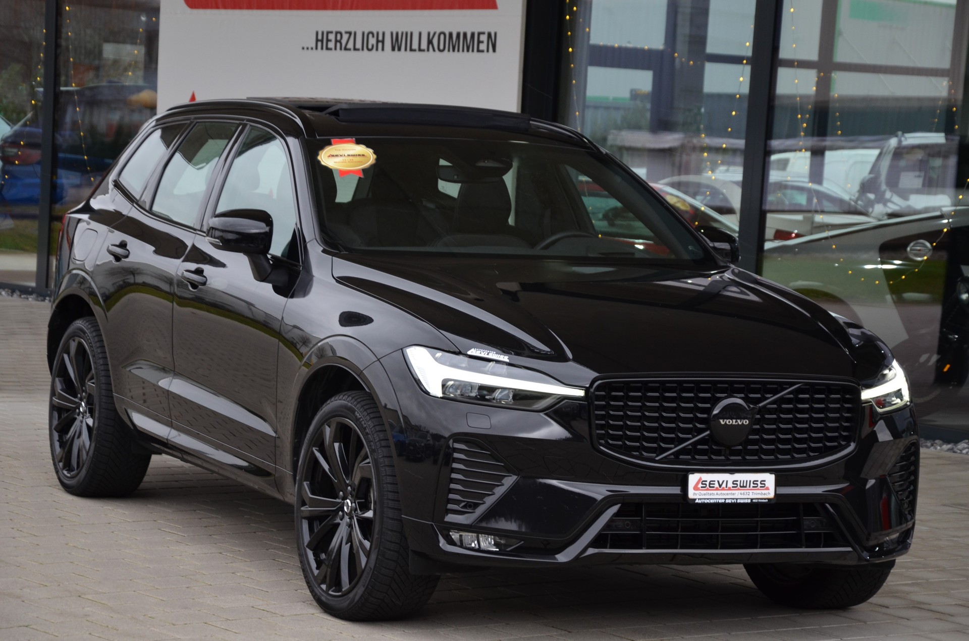 VOLVO XC60 B5 Benzin Mild Hybrid AWD Ultra Dark Geartronic*Ab MFK,Werksgarantie bis 06.2026*