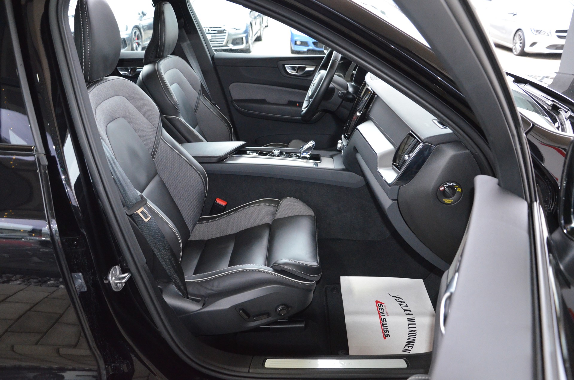 VOLVO XC60 B5 Benzin Mild Hybrid AWD Ultra Dark Geartronic*Ab MFK,Werksgarantie bis 06.2026*-image-11