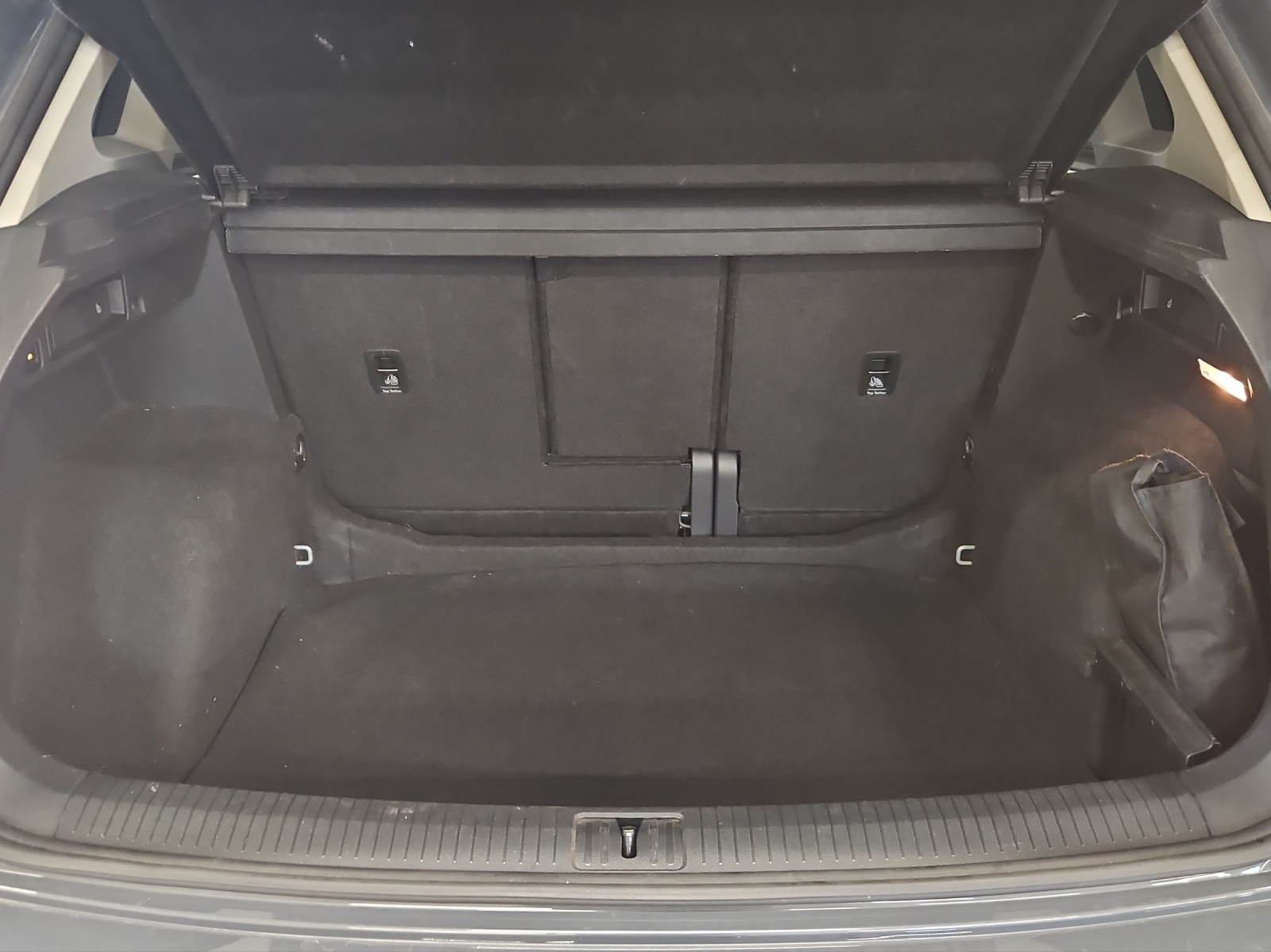 VW Tiguan 2.0 TDI SCR Elegance 4Motion DSG-image-13