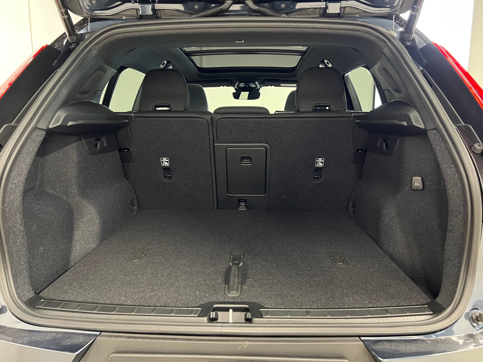 VOLVO XC40 2.0 B4 MH Black Edition-image-6