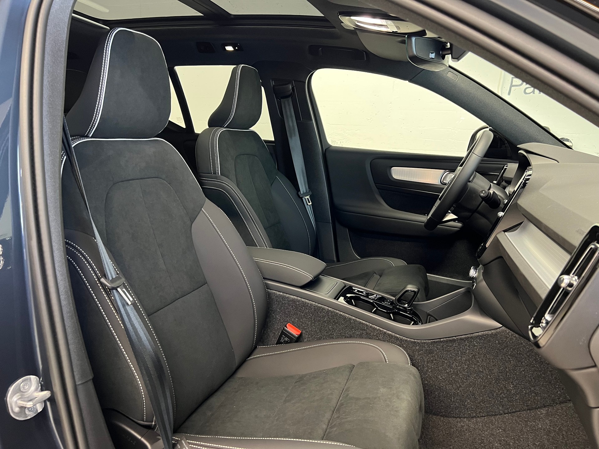 VOLVO XC40 2.0 B4 MH Black Edition-image-11