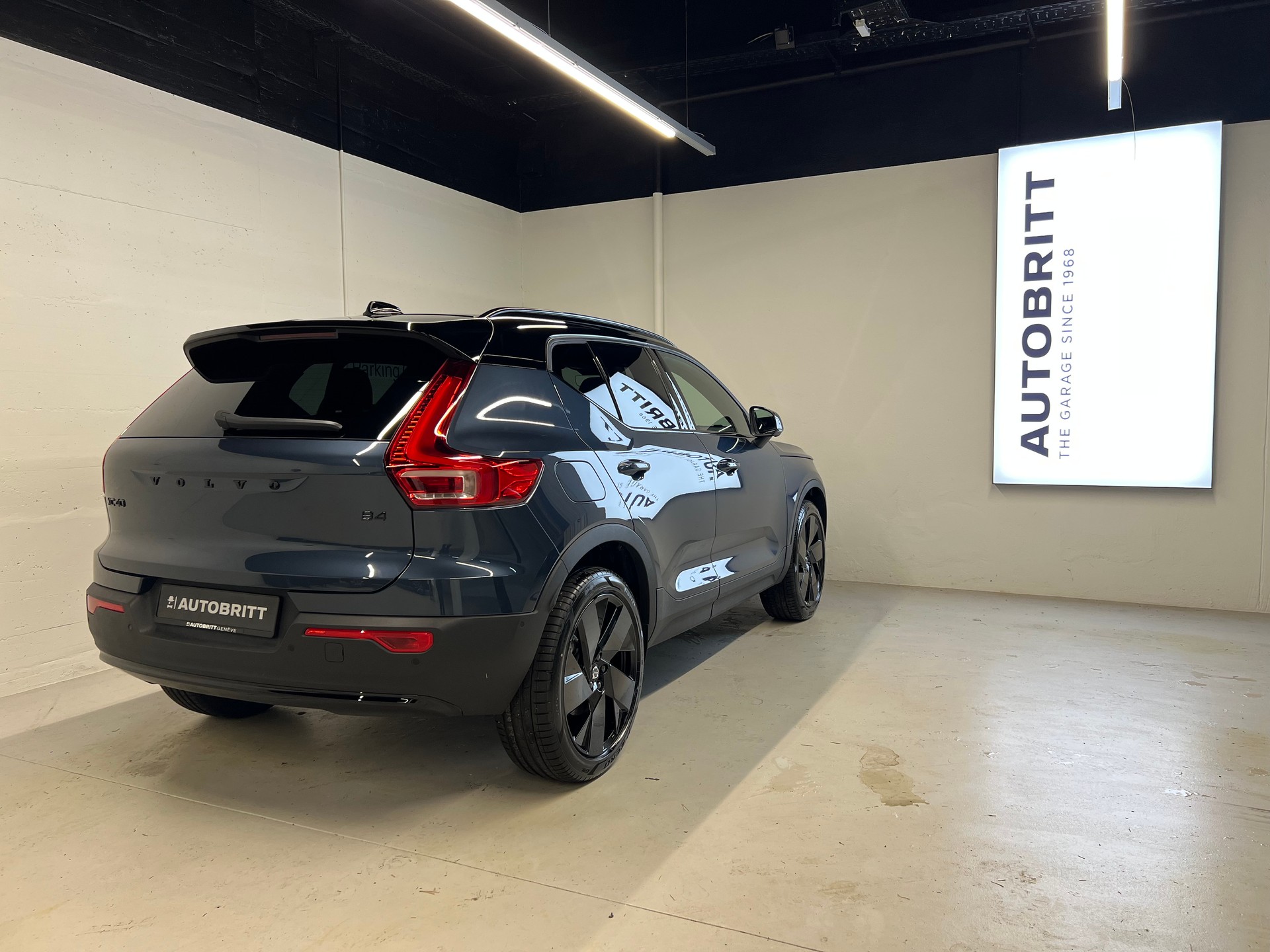 VOLVO XC40 2.0 B4 MH Black Edition-image-1