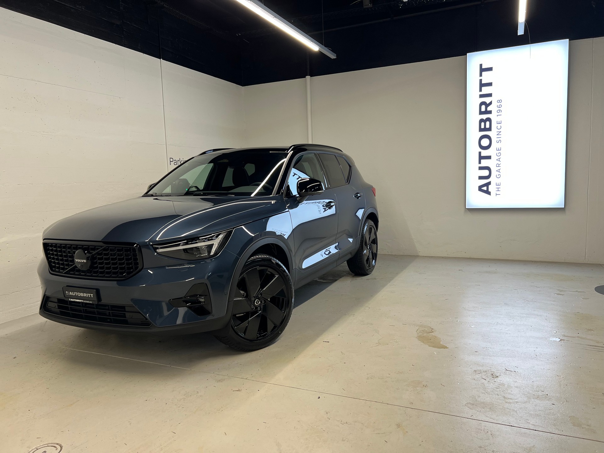 VOLVO XC40 2.0 B4 MH Black Edition-image-0