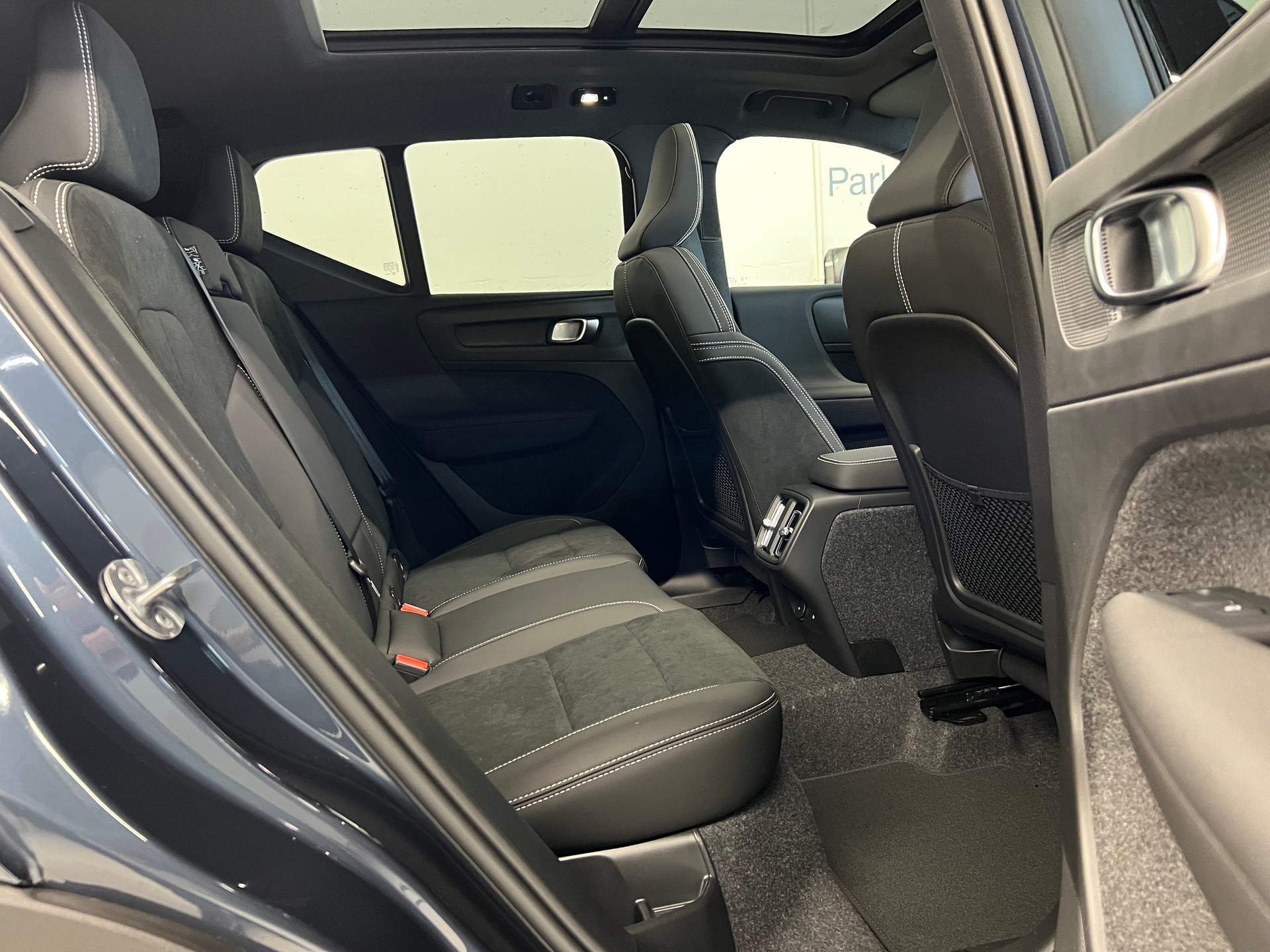 VOLVO XC40 2.0 B4 MH Black Edition-image-10
